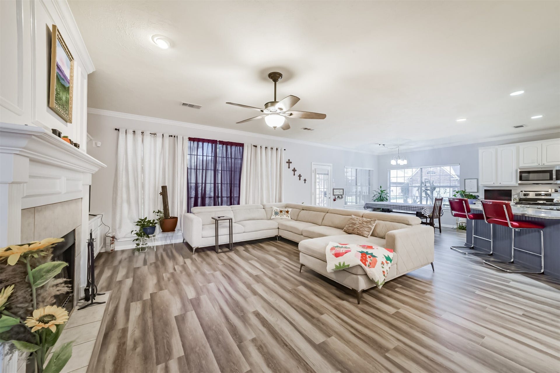 18402 Spinner Court Drive, Humble, TX 77346 This open-concept home features a spacious family room that flows seamlessly into the kitchen and breakfast room. Recessed lighting and a ceiling fan with an integrated light fixture add both comfort and functionality.