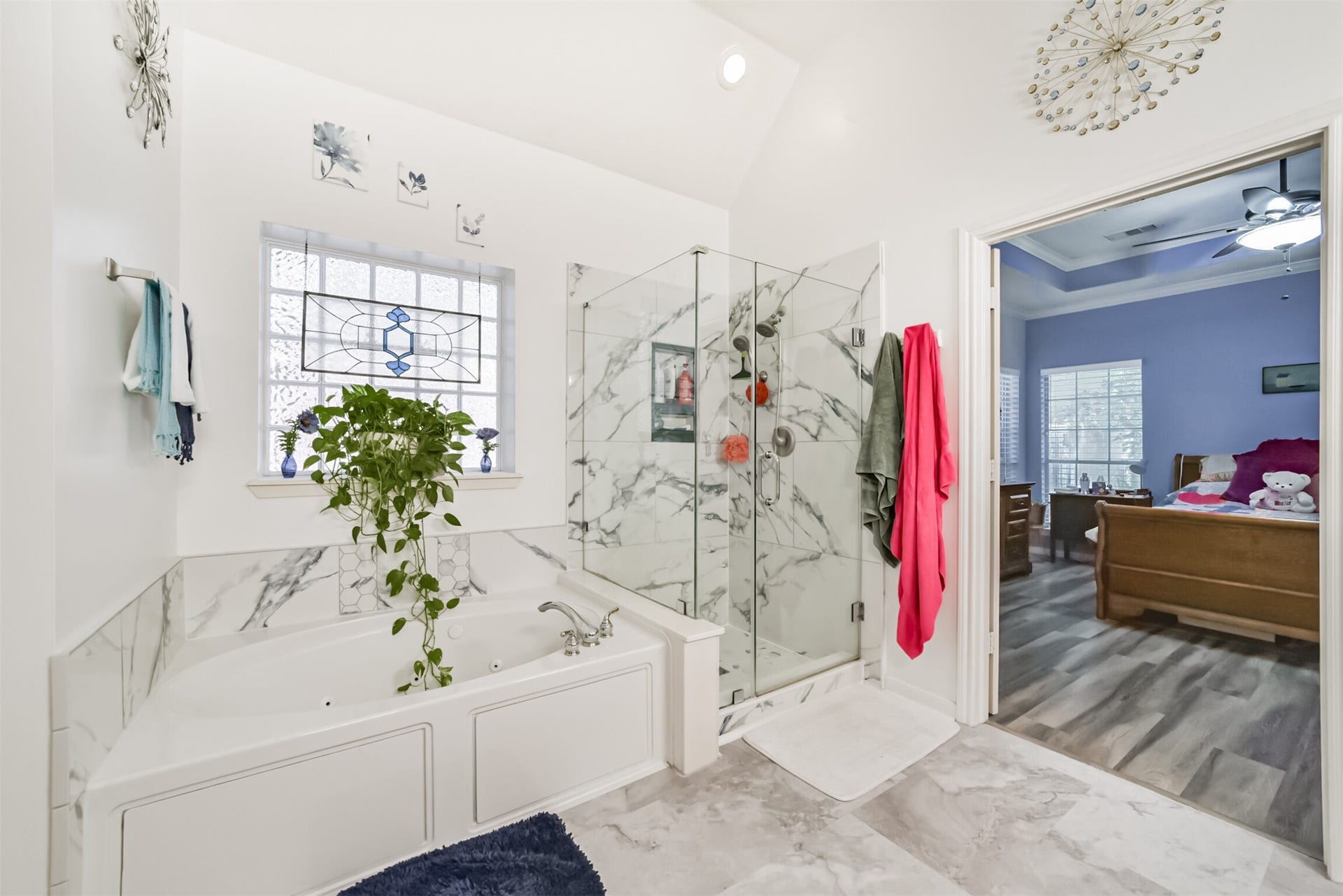 18402 Spinner Court Drive, Humble, TX 77346 Unwind in your jetted soaker tub, with soft, diffused light streaming through the window.