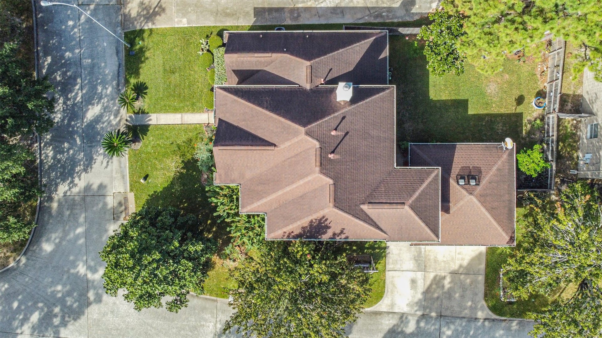 18402 Spinner Court Drive, Humble, TX 77346 Aerial view of the corner cul-de-sac lot.