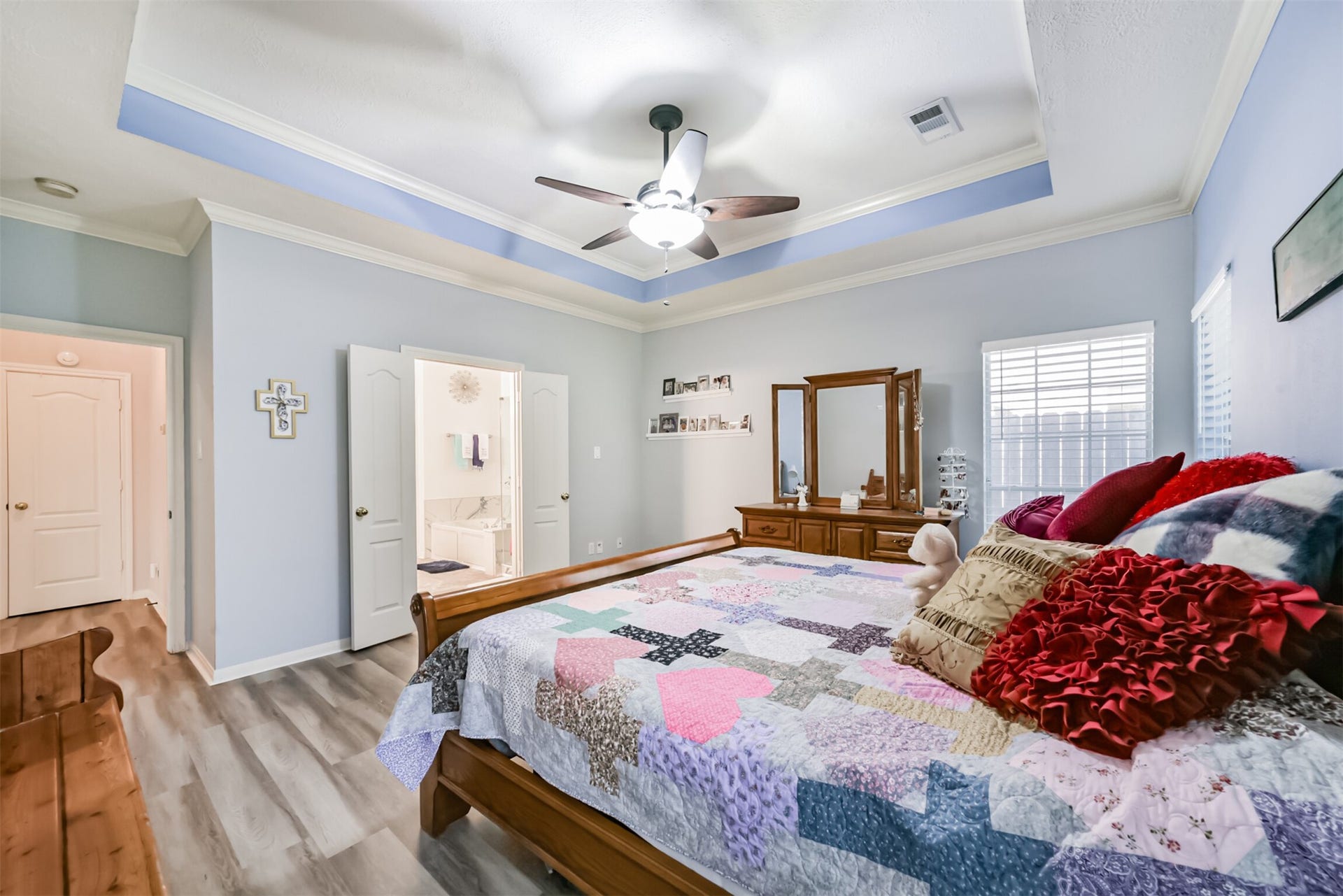 18402 Spinner Court Drive, Humble, TX 77346 Primary bedroom with direct access to the en-suite bathroom