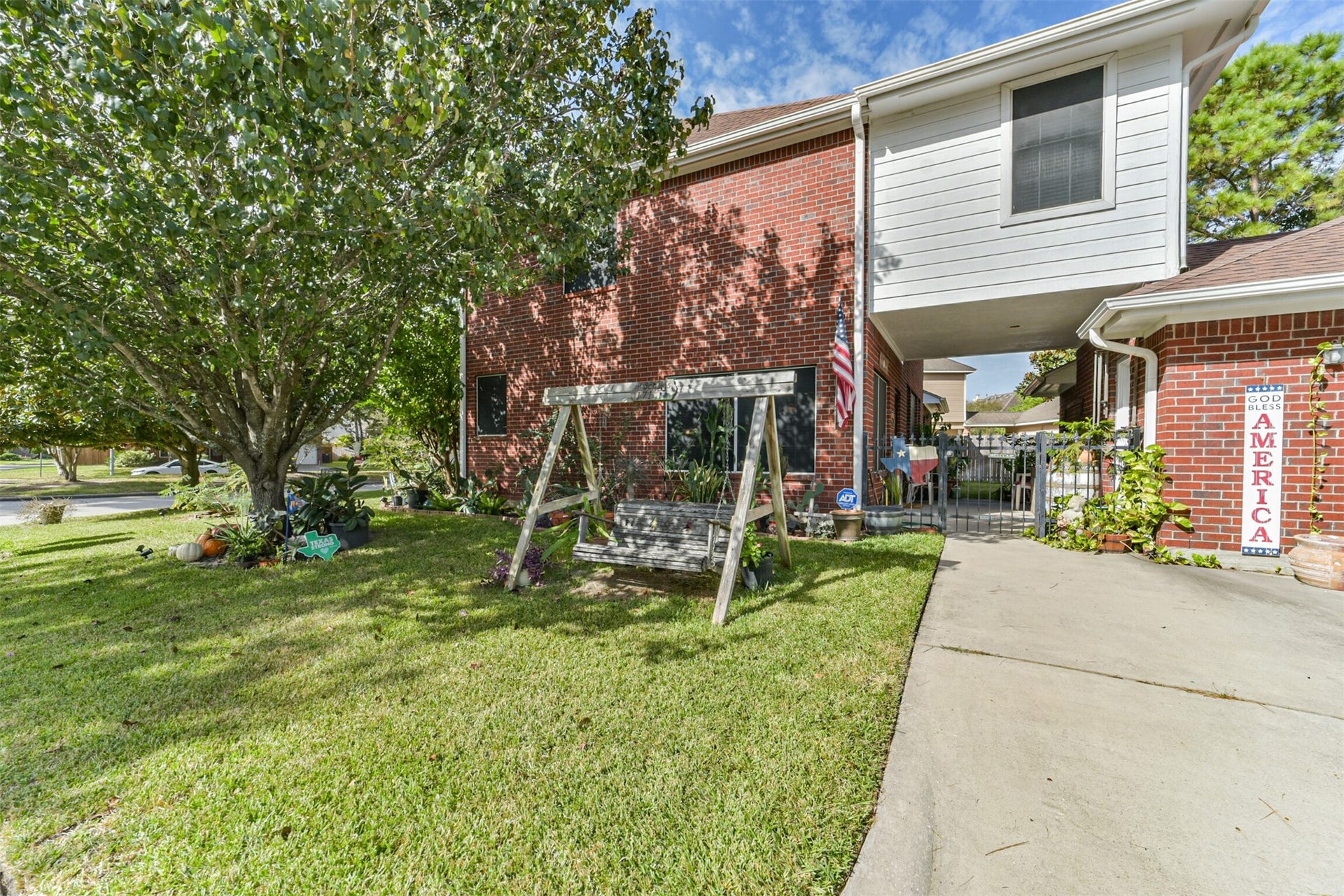 18402 Spinner Court Drive, Humble, TX 77346 The home extends to the garage, creating a spacious covered breezeway.