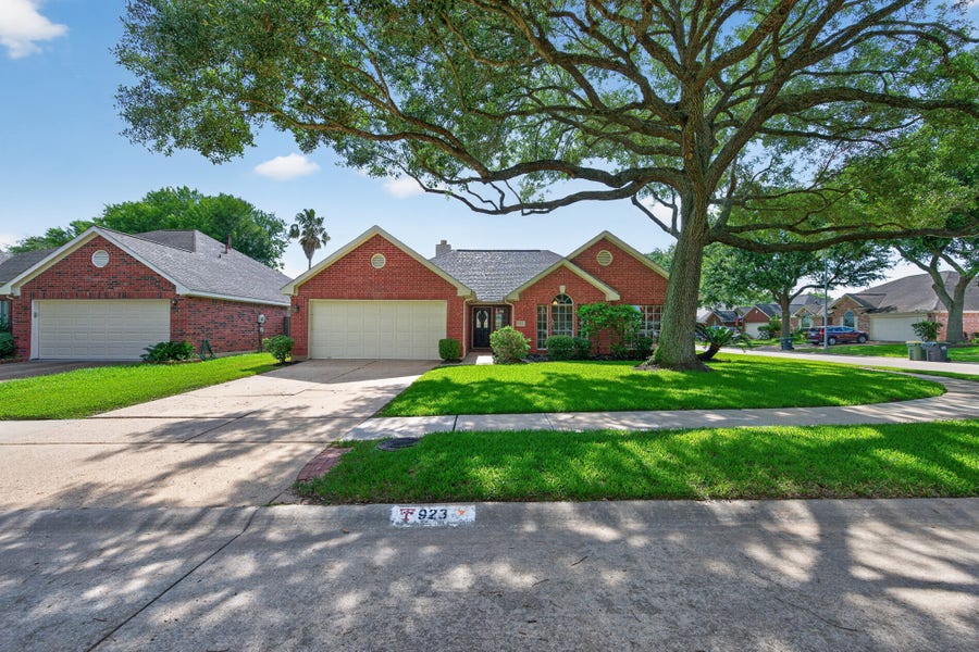Property photo for 923 N Wellsford Drive, Pearland, TX