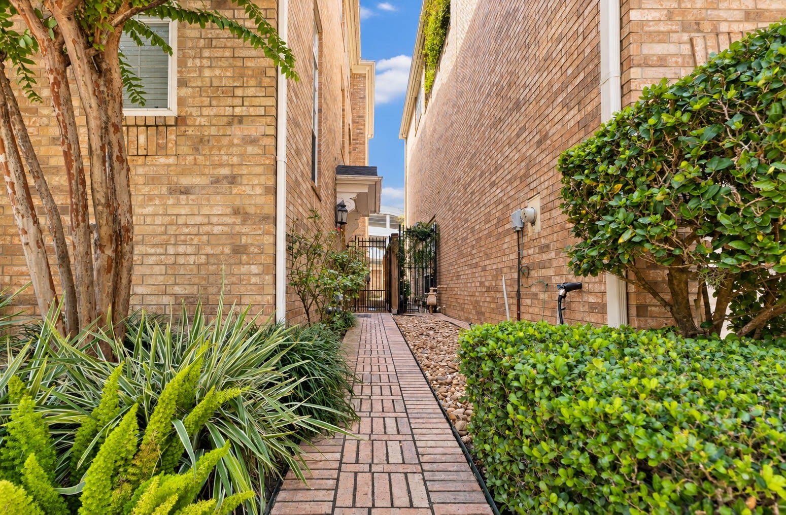 20 Stalynn Lane, Houston, TX 77027 20 Stalynn Lane, Houston, TX 77027