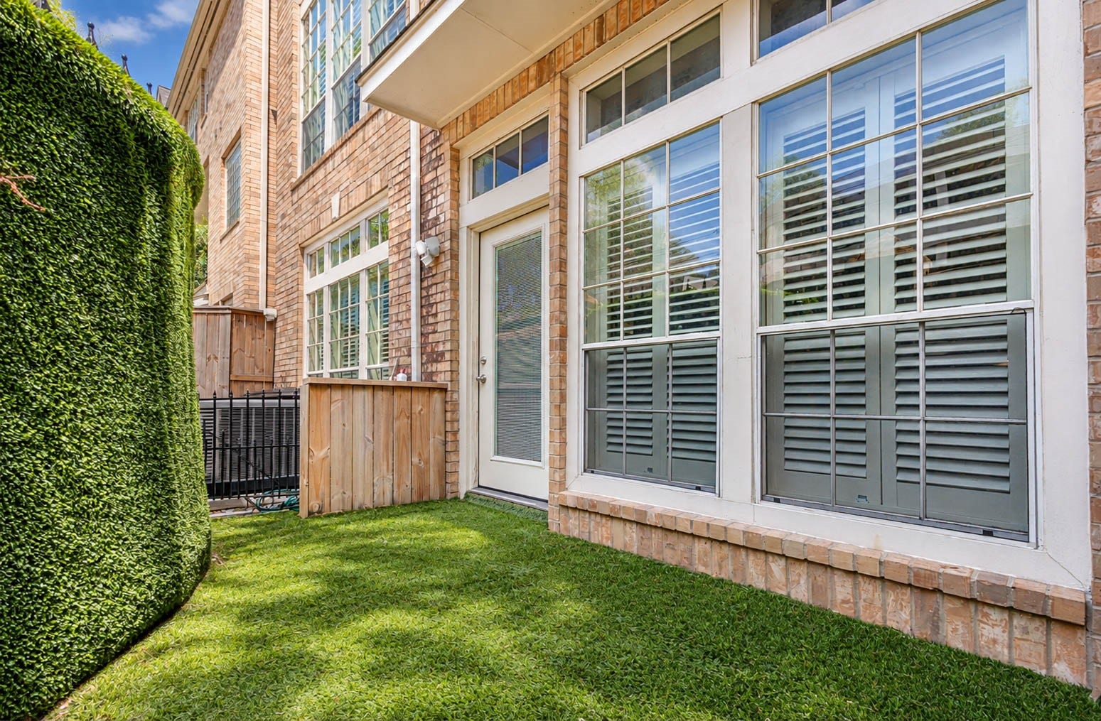 20 Stalynn Lane, Houston, TX 77027 20 Stalynn Lane, Houston, TX 77027