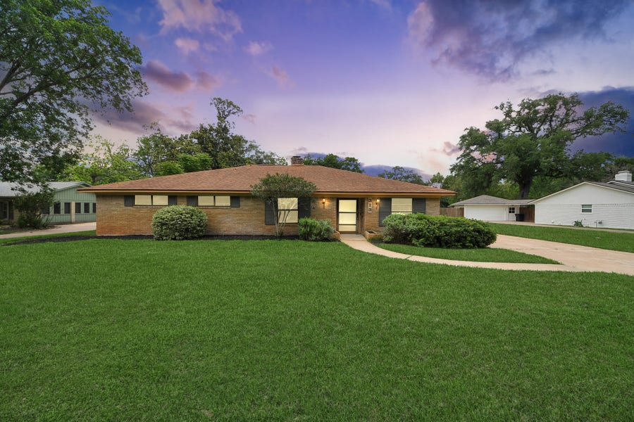 Property photo for 313 Linden Lane, Lake Jackson, TX