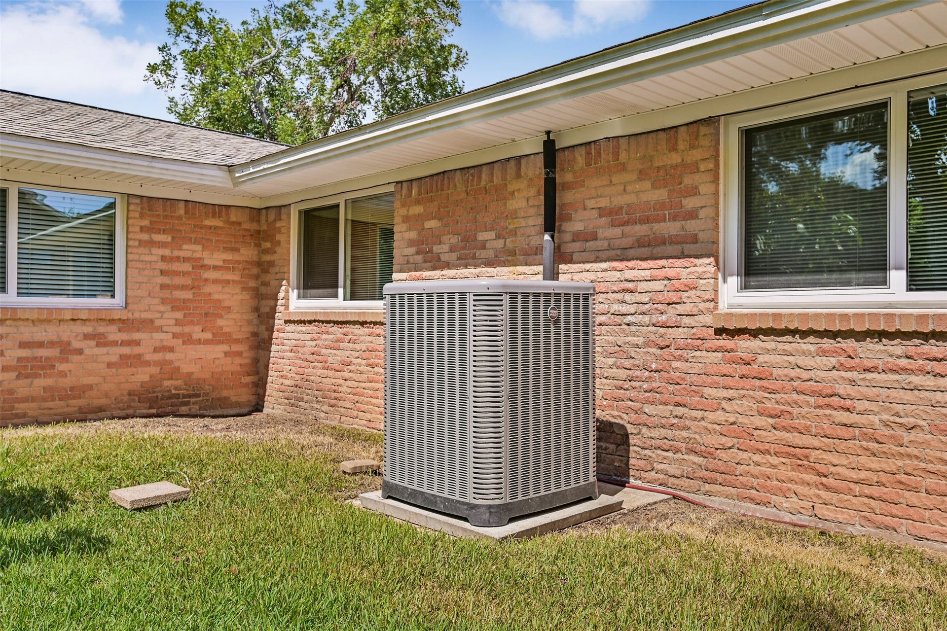 111 Southern Oaks Drive, Lake Jackson, TX 77566 15 SEER AC and heating system - 2021