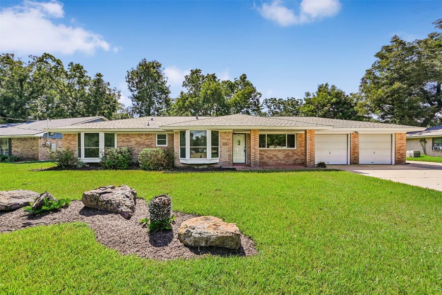 Property photo for 111 Southern Oaks Drive, Lake Jackson, TX