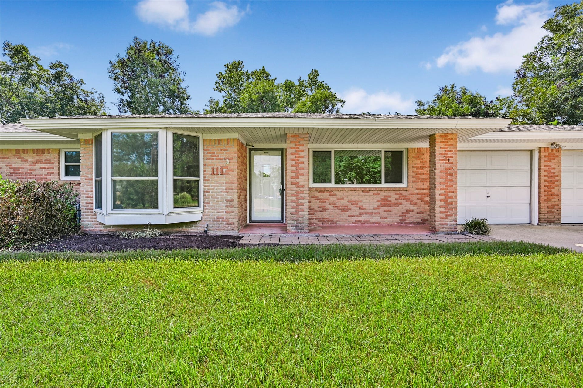 111 Southern Oaks Drive, Lake Jackson, TX 77566 111 Southern Oaks Drive, Lake Jackson, TX 77566