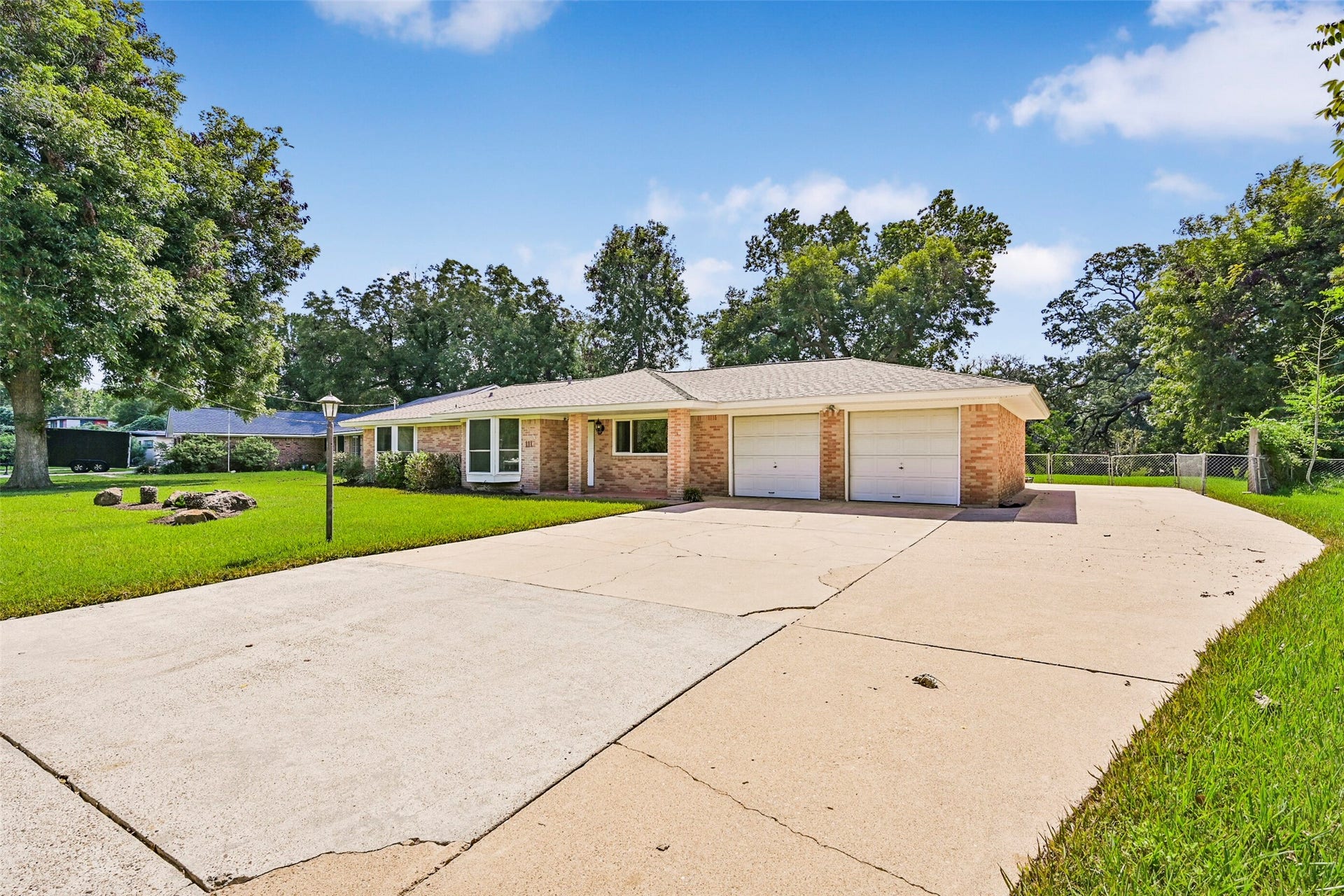 111 Southern Oaks Drive, Lake Jackson, TX 77566 111 Southern Oaks Drive, Lake Jackson, TX 77566