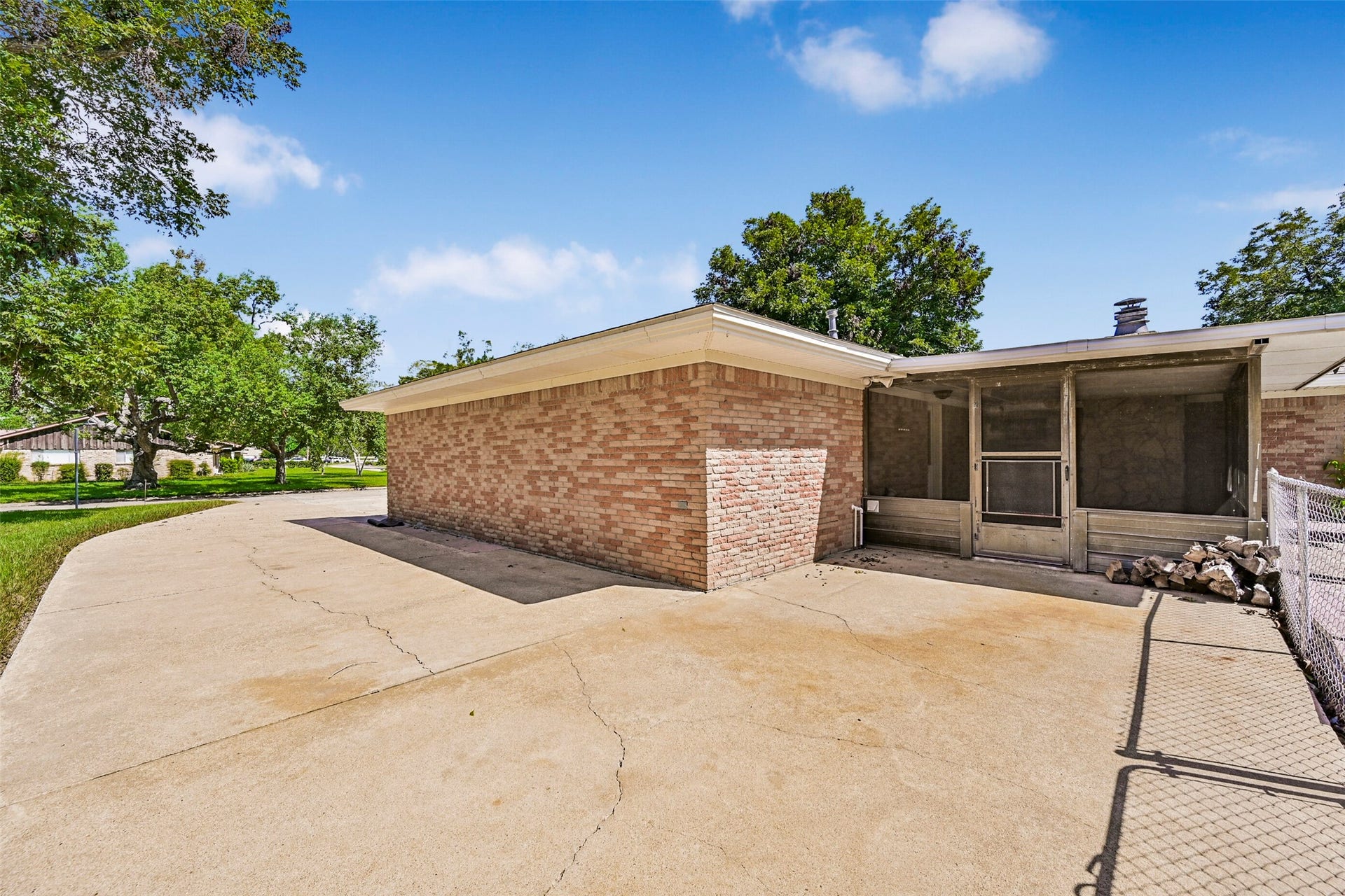 111 Southern Oaks Drive, Lake Jackson, TX 77566 111 Southern Oaks Drive, Lake Jackson, TX 77566