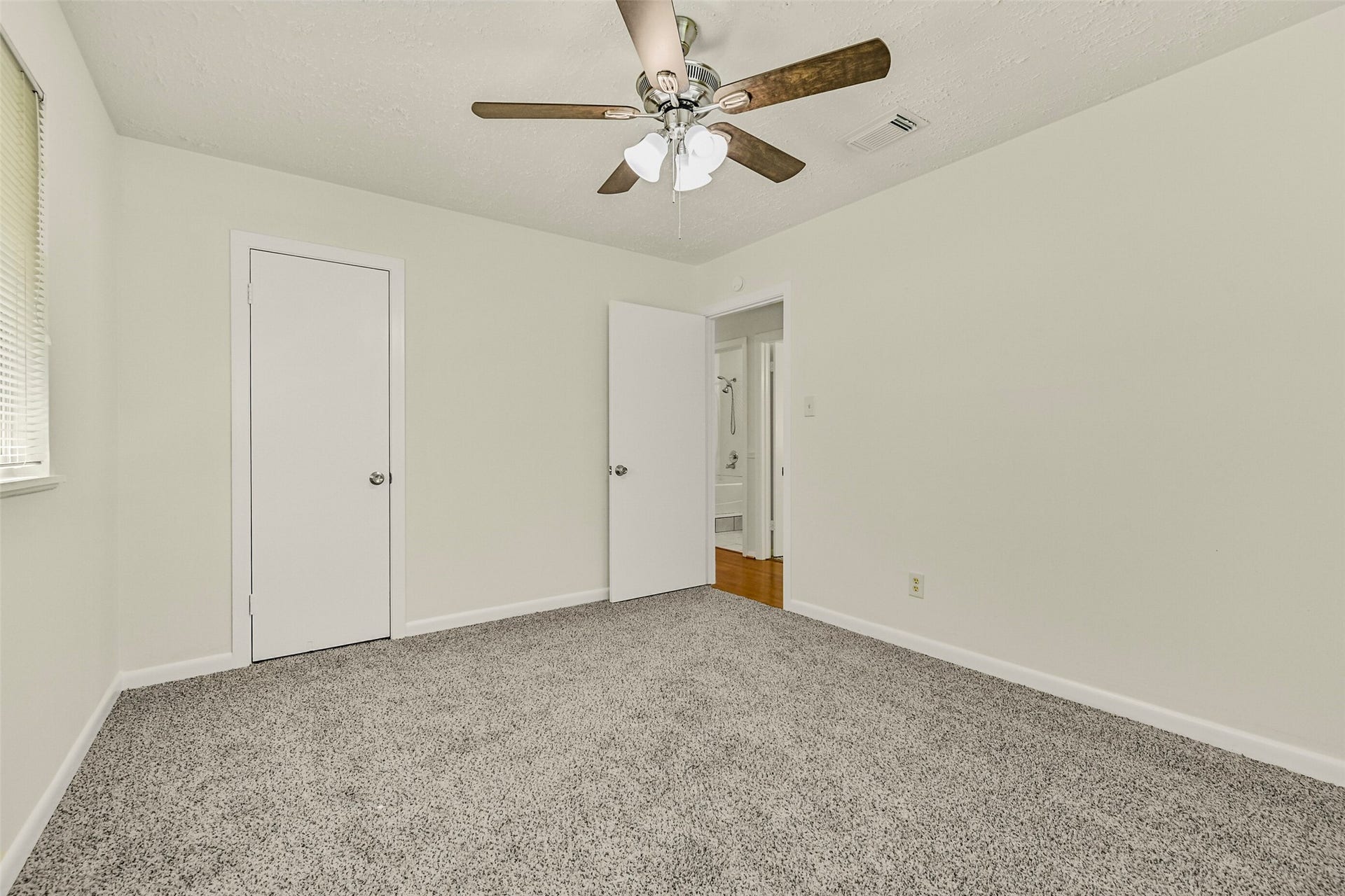 111 Southern Oaks Drive, Lake Jackson, TX 77566 111 Southern Oaks Drive, Lake Jackson, TX 77566