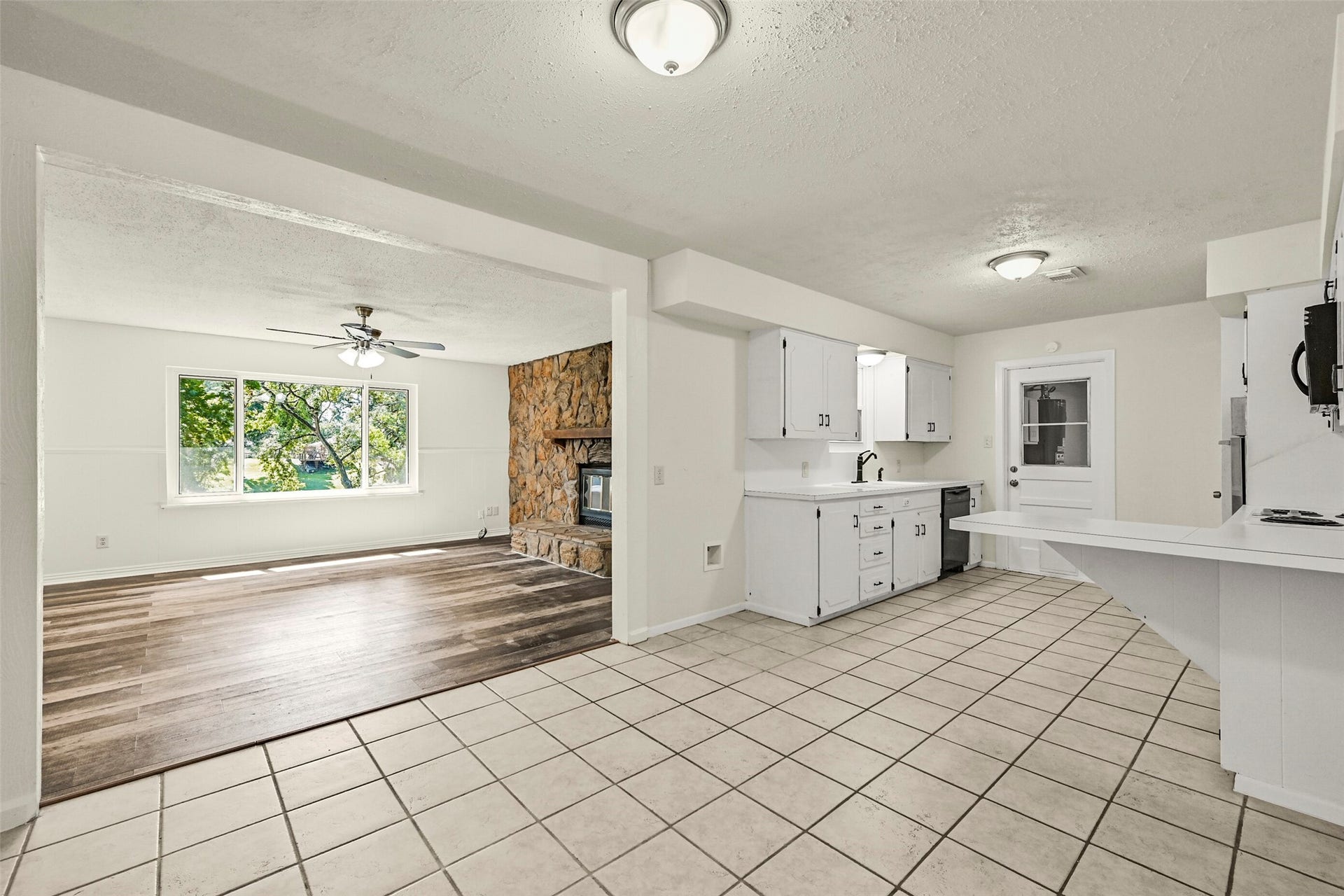111 Southern Oaks Drive, Lake Jackson, TX 77566 111 Southern Oaks Drive, Lake Jackson, TX 77566