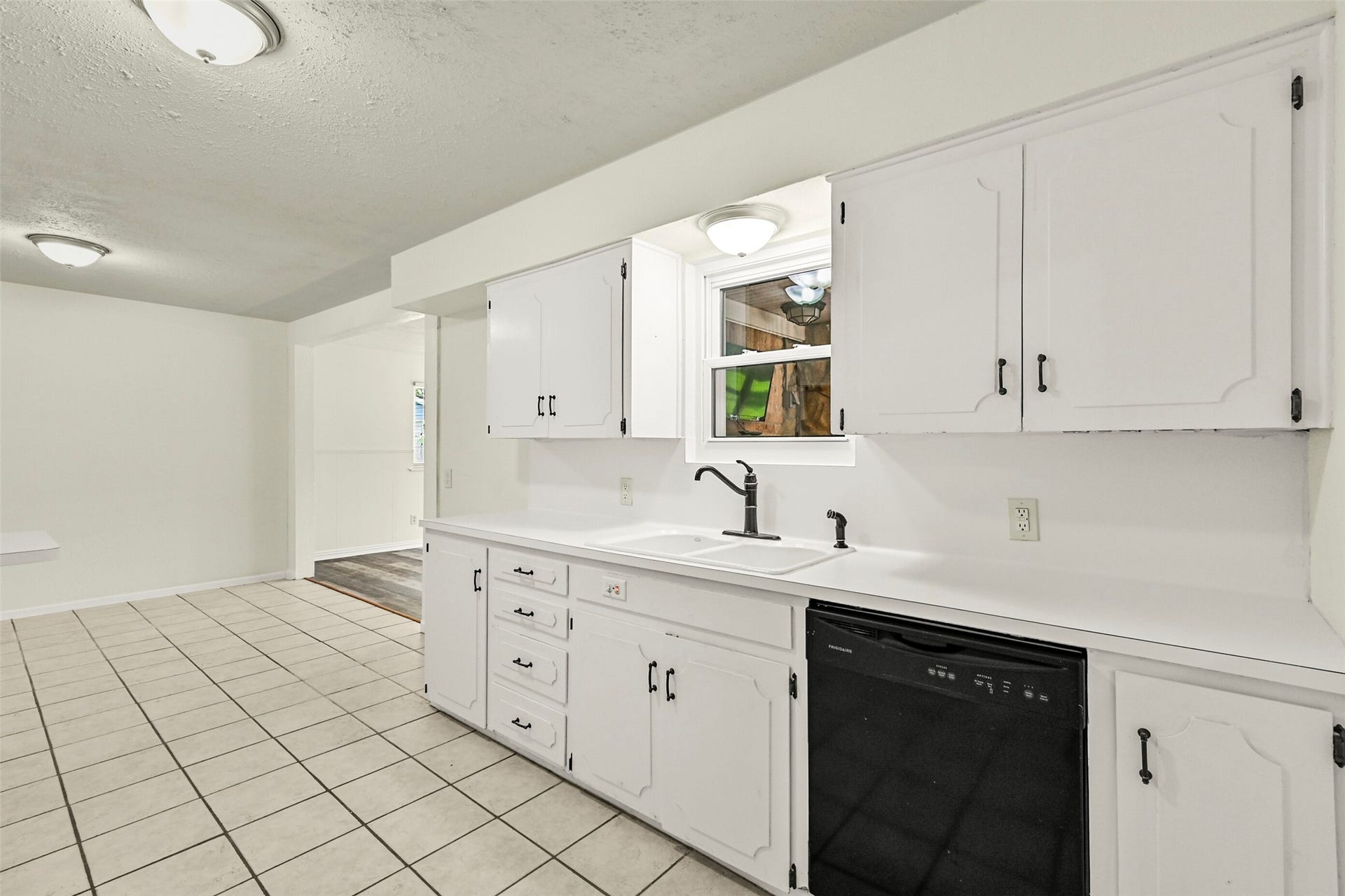 111 Southern Oaks Drive, Lake Jackson, TX 77566 111 Southern Oaks Drive, Lake Jackson, TX 77566