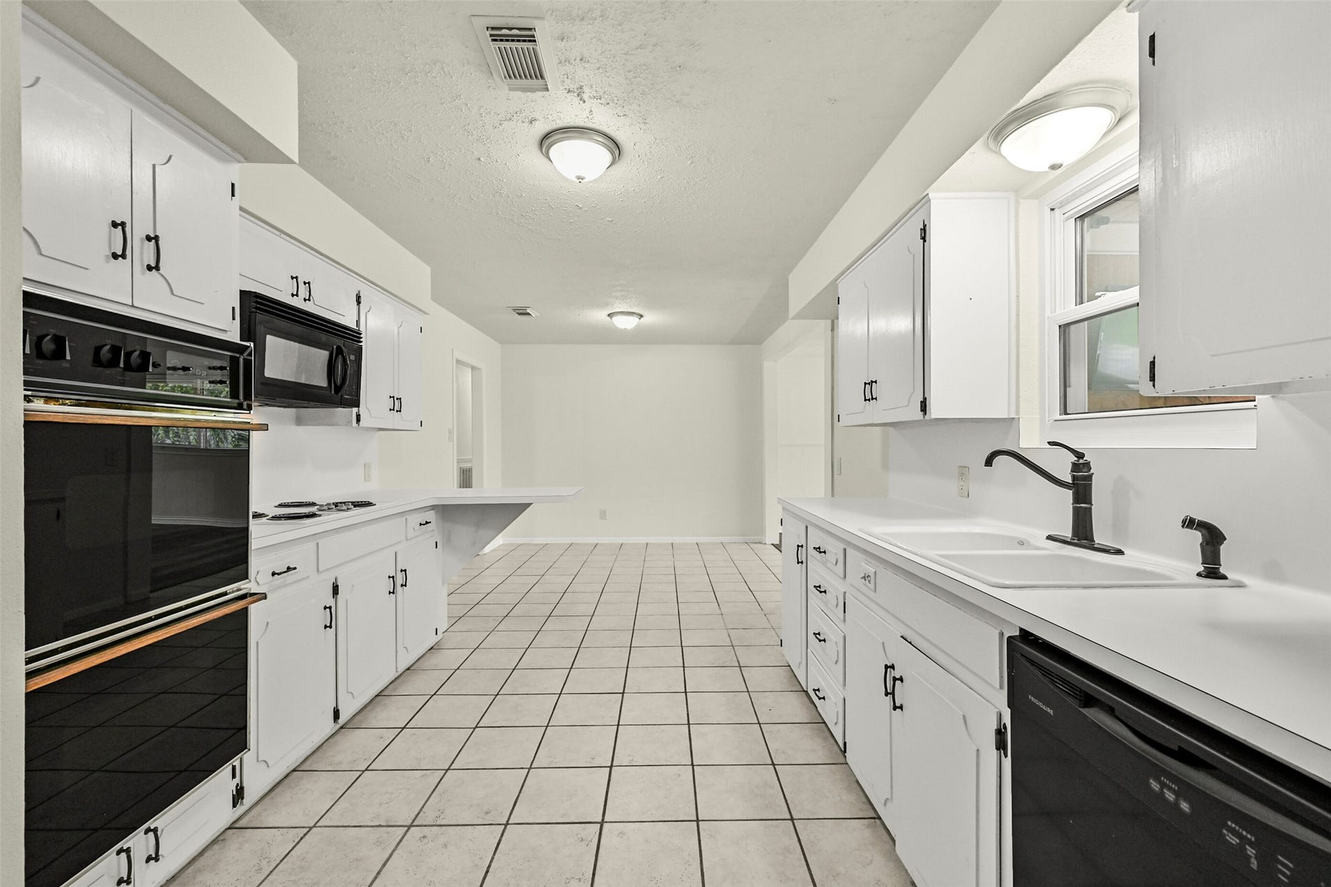 111 Southern Oaks Drive, Lake Jackson, TX 77566 111 Southern Oaks Drive, Lake Jackson, TX 77566