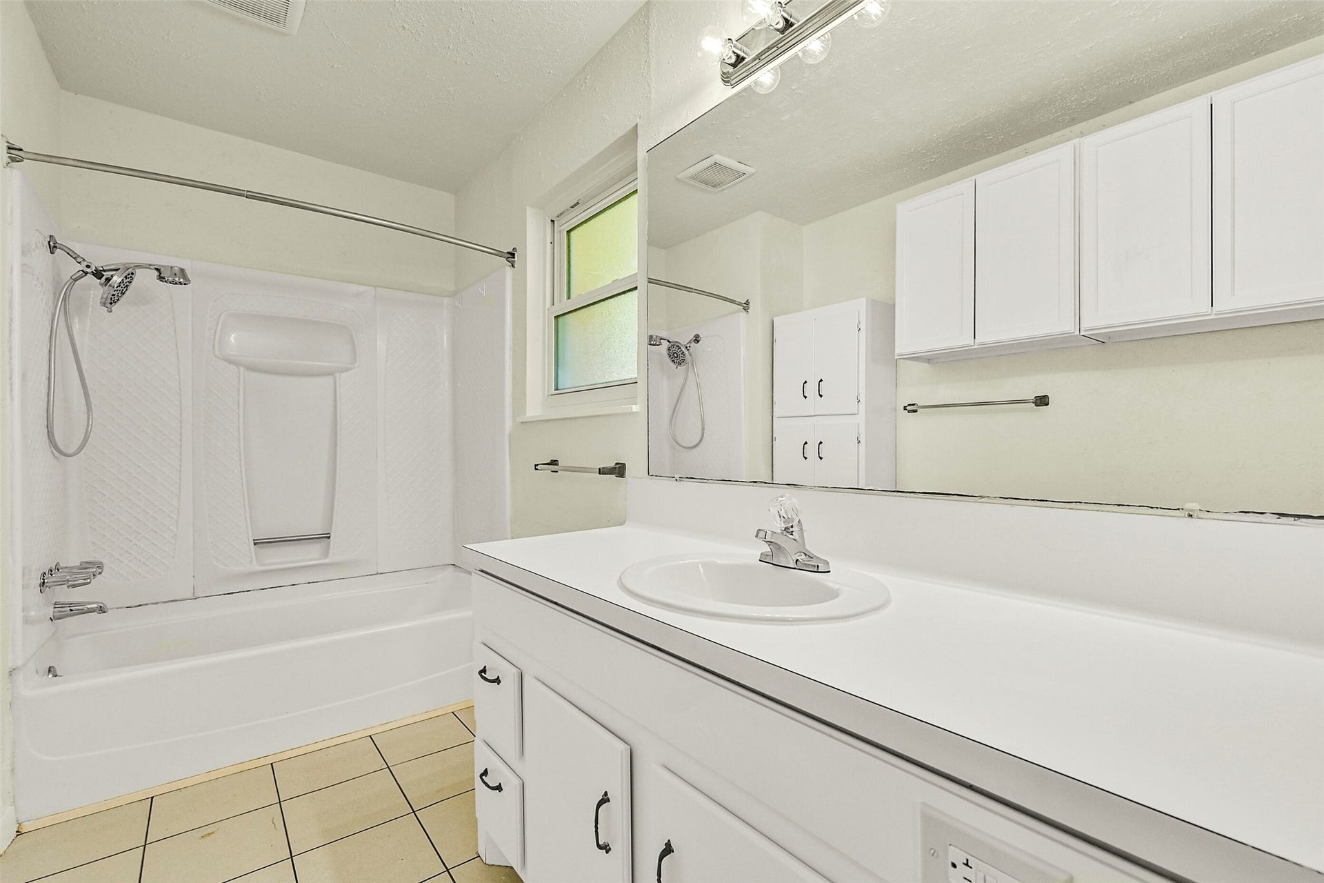 111 Southern Oaks Drive, Lake Jackson, TX 77566 111 Southern Oaks Drive, Lake Jackson, TX 77566