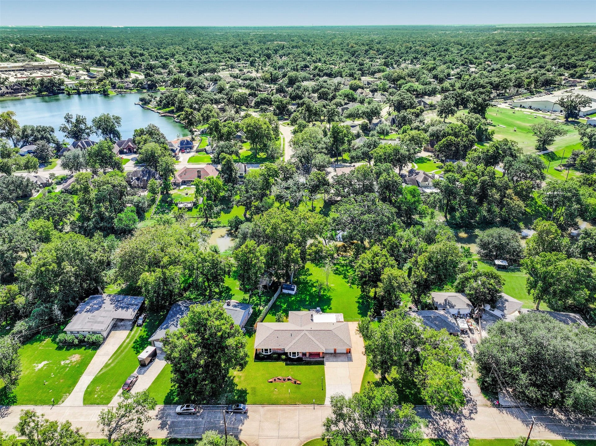 111 Southern Oaks Drive, Lake Jackson, TX 77566 111 Southern Oaks Drive, Lake Jackson, TX 77566