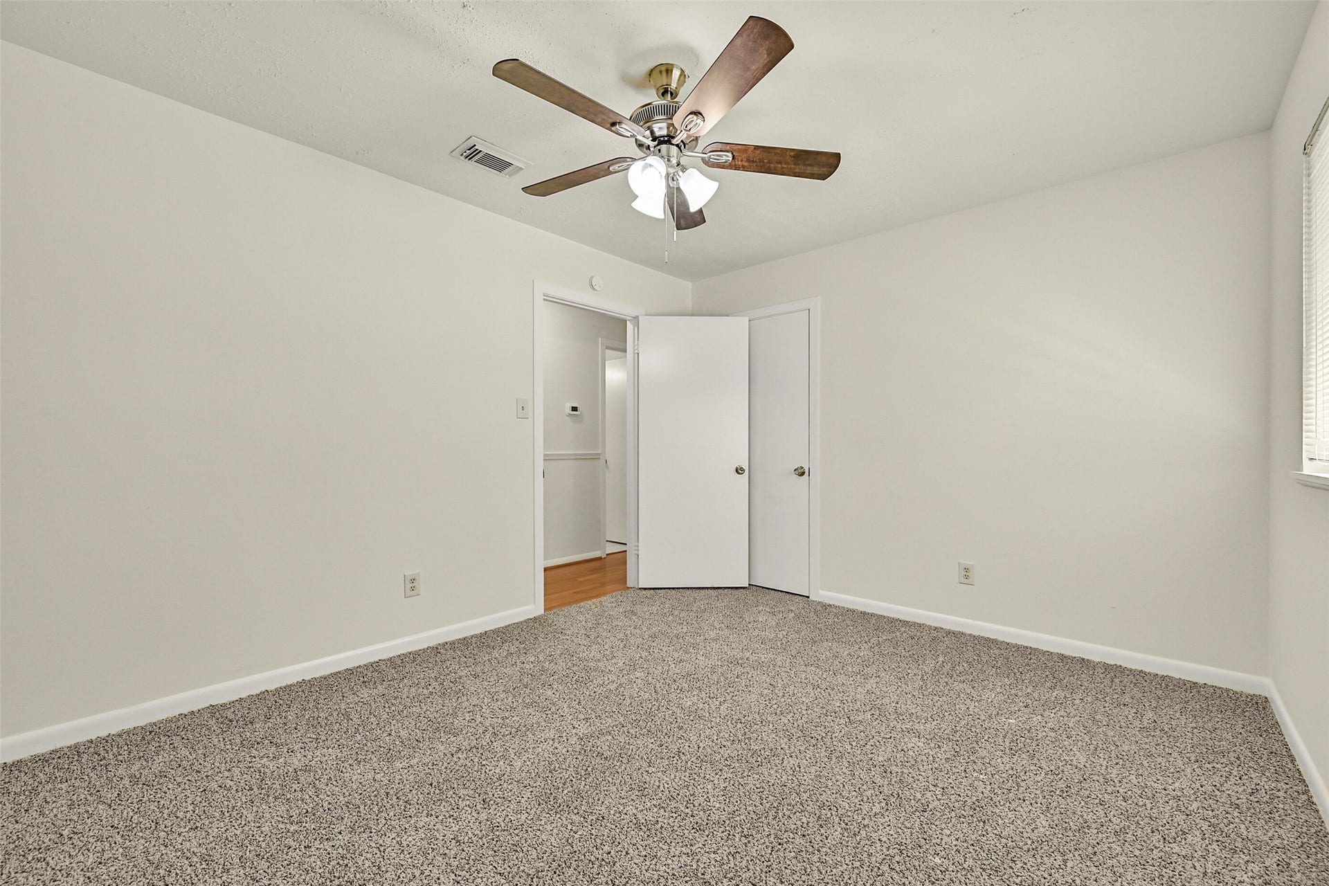 111 Southern Oaks Drive, Lake Jackson, TX 77566 111 Southern Oaks Drive, Lake Jackson, TX 77566