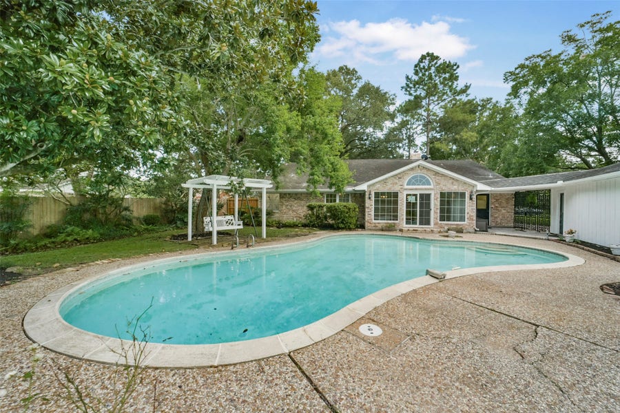 Property photo for 110 Ridgemont Drive, Alvin, TX