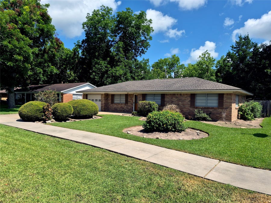 Property photo for 613 Southside Drive, Angleton, TX