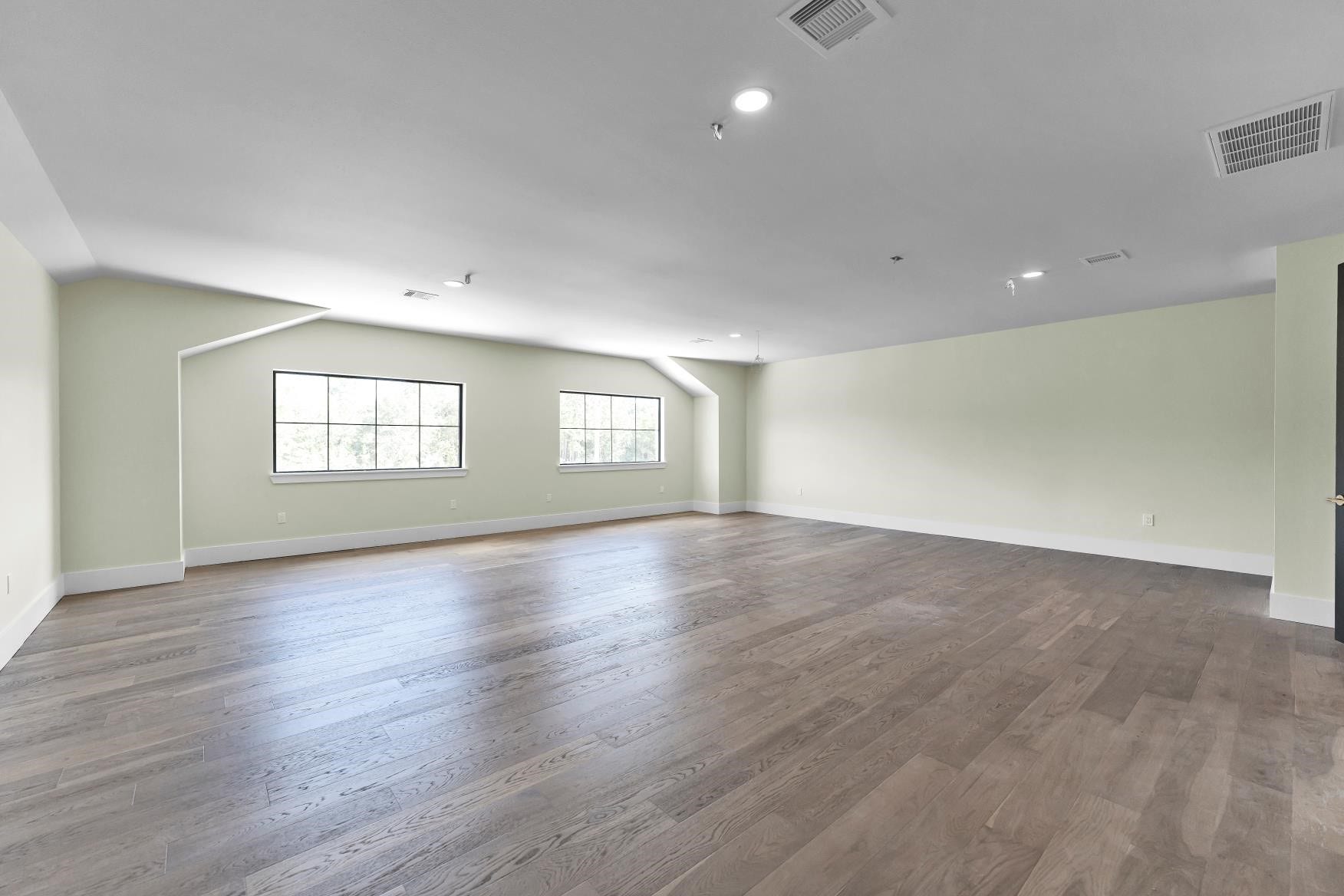 23701 Birch Grove Road, Montgomery, TX 77316 Expansive 750 sqft flex room offers endless possibilities, complete with a separate suite and convenient potential access from the garage.