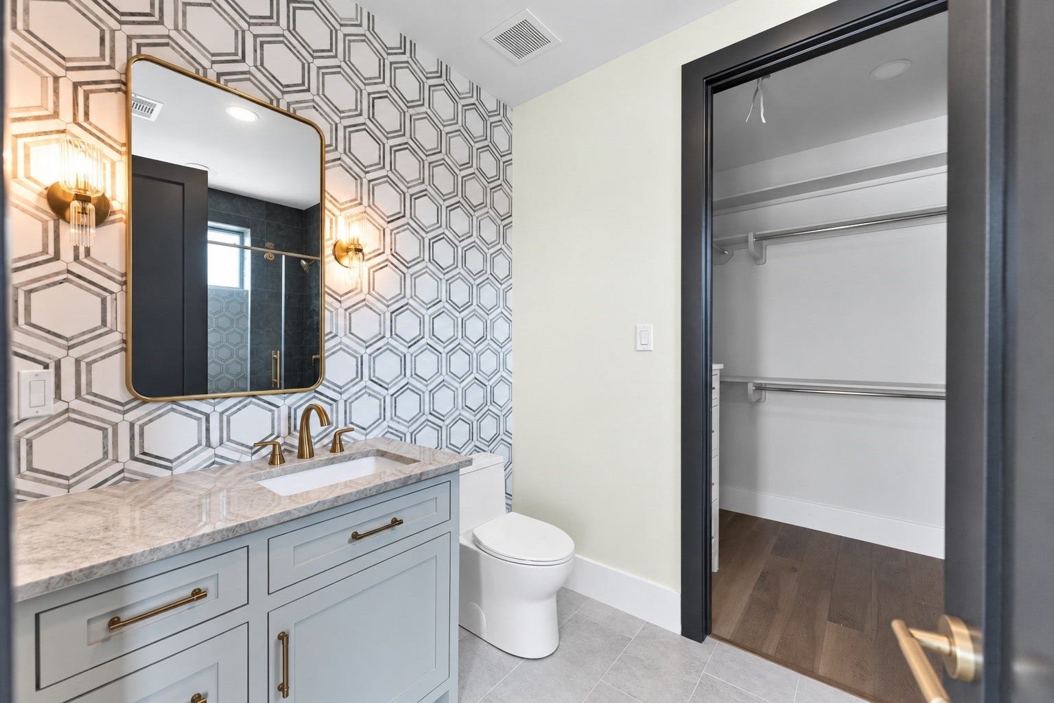 23701 Birch Grove Road, Montgomery, TX 77316 Elegant private bathroom off the third bedroom featuring luxurious marble tile backsplash on the vanity, offering a touch of sophistication and style.