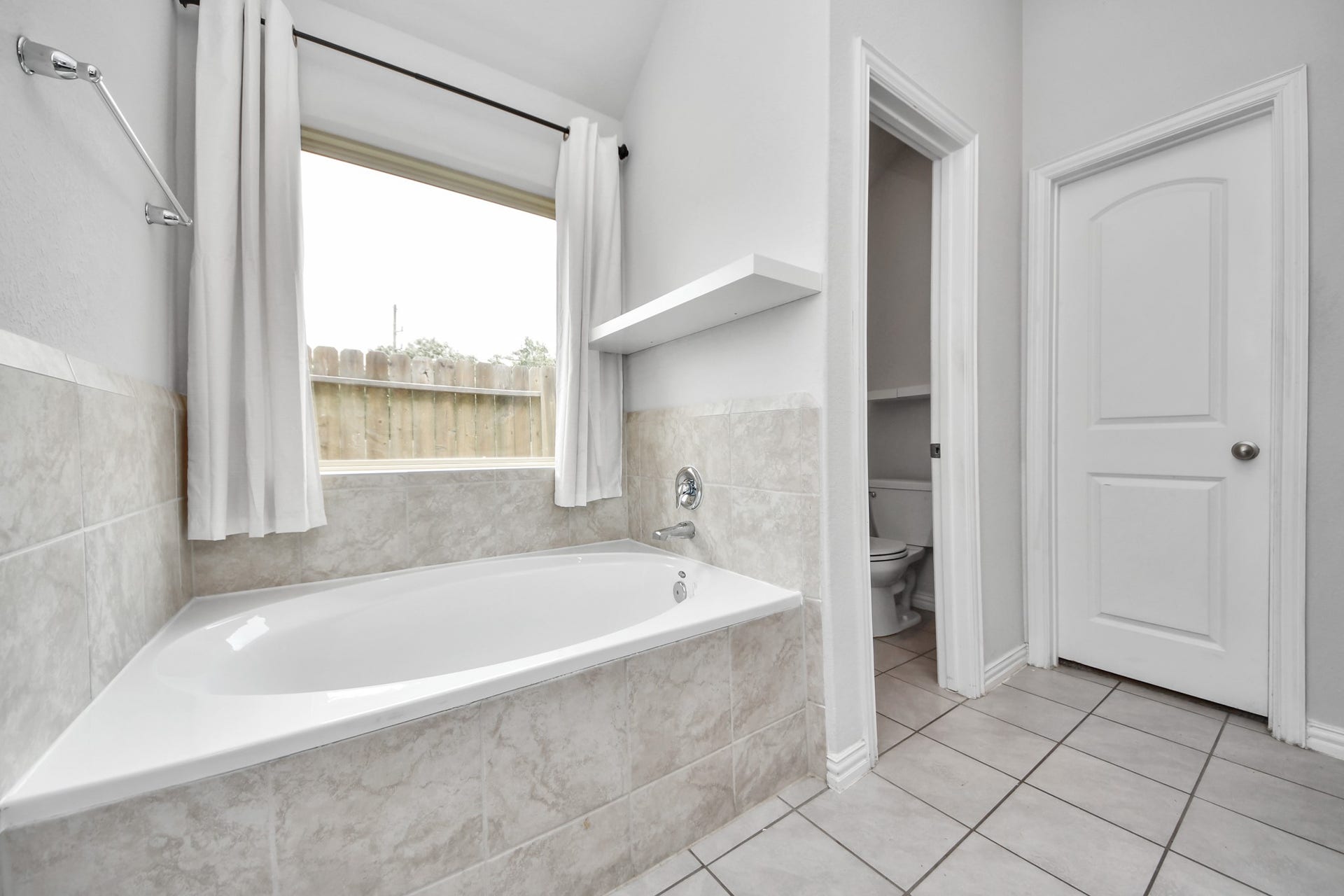 1206 Portimao Court, Crosby, TX 77532 Master Bathtub
