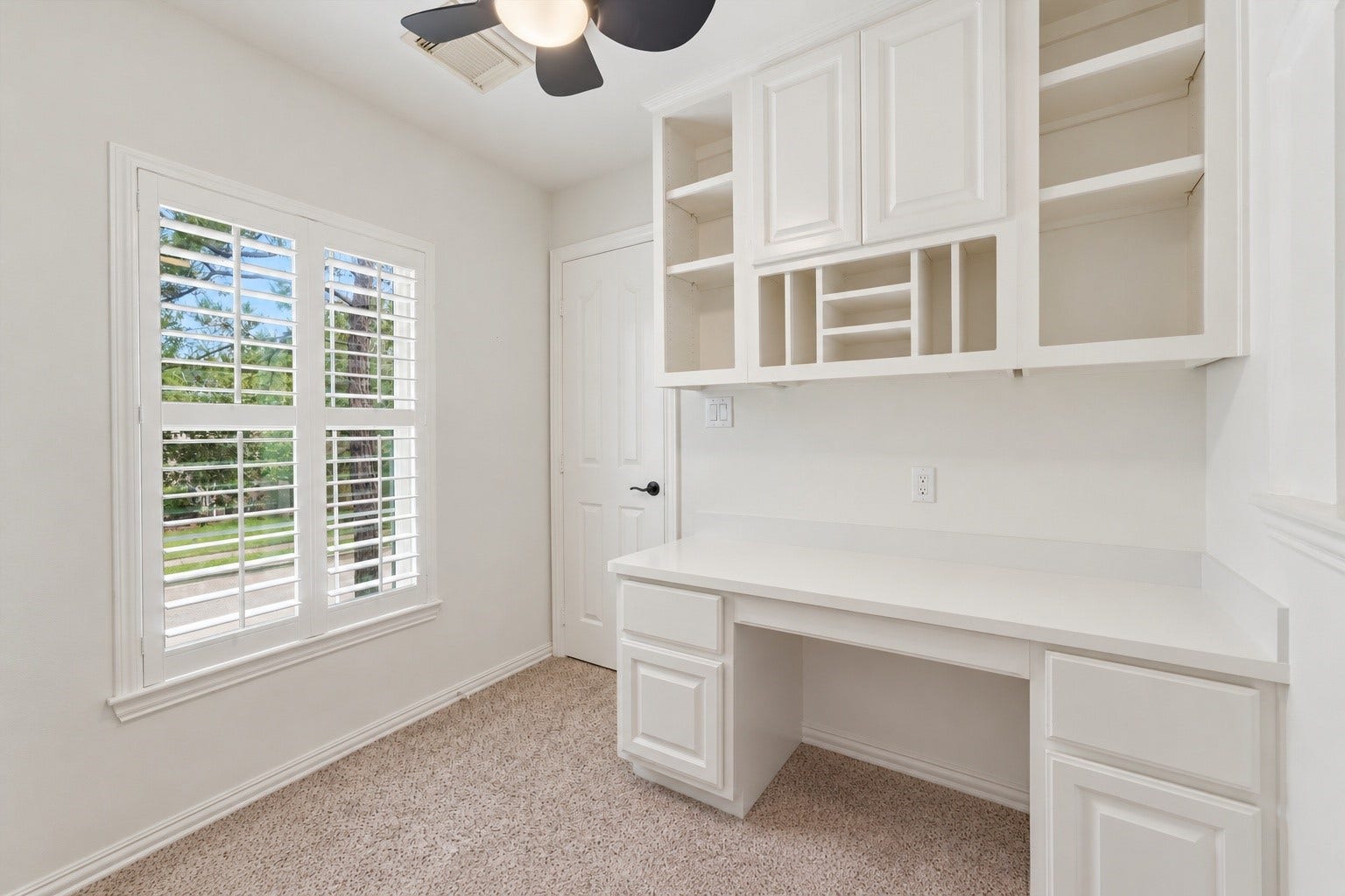 The upstairs built in office between secondary bedroom 1 and secondary bedroom 2