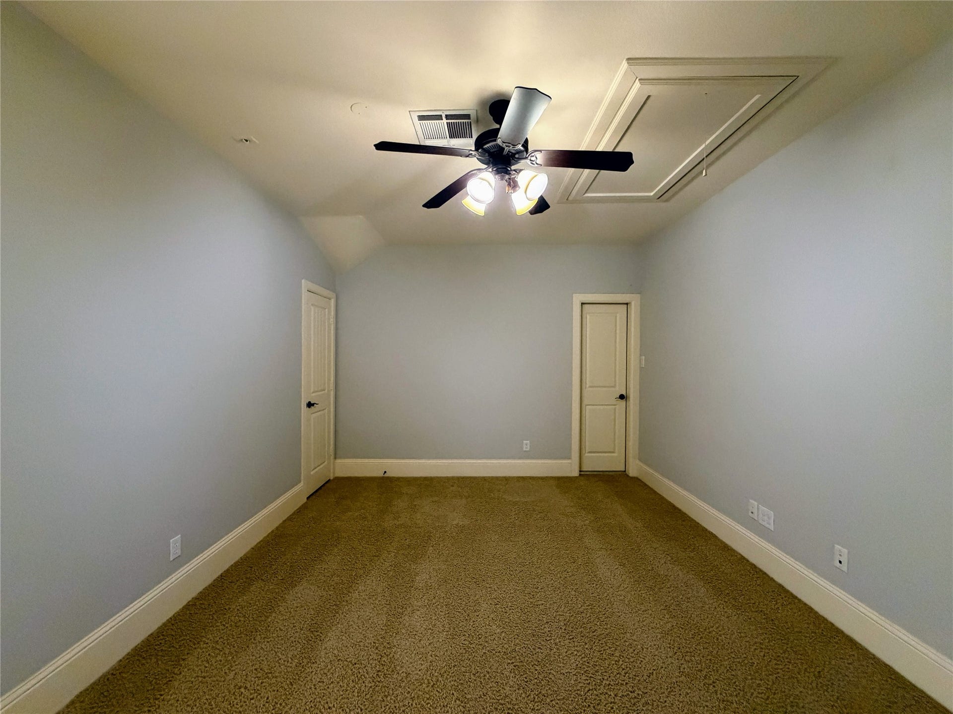 5119 Water Oak Crescent, Fulshear, TX 77441 Flexible upstairs game room or media space! Features comfortable carpeting, a classic ceiling fan, neutral tones, and multiple access doors.
