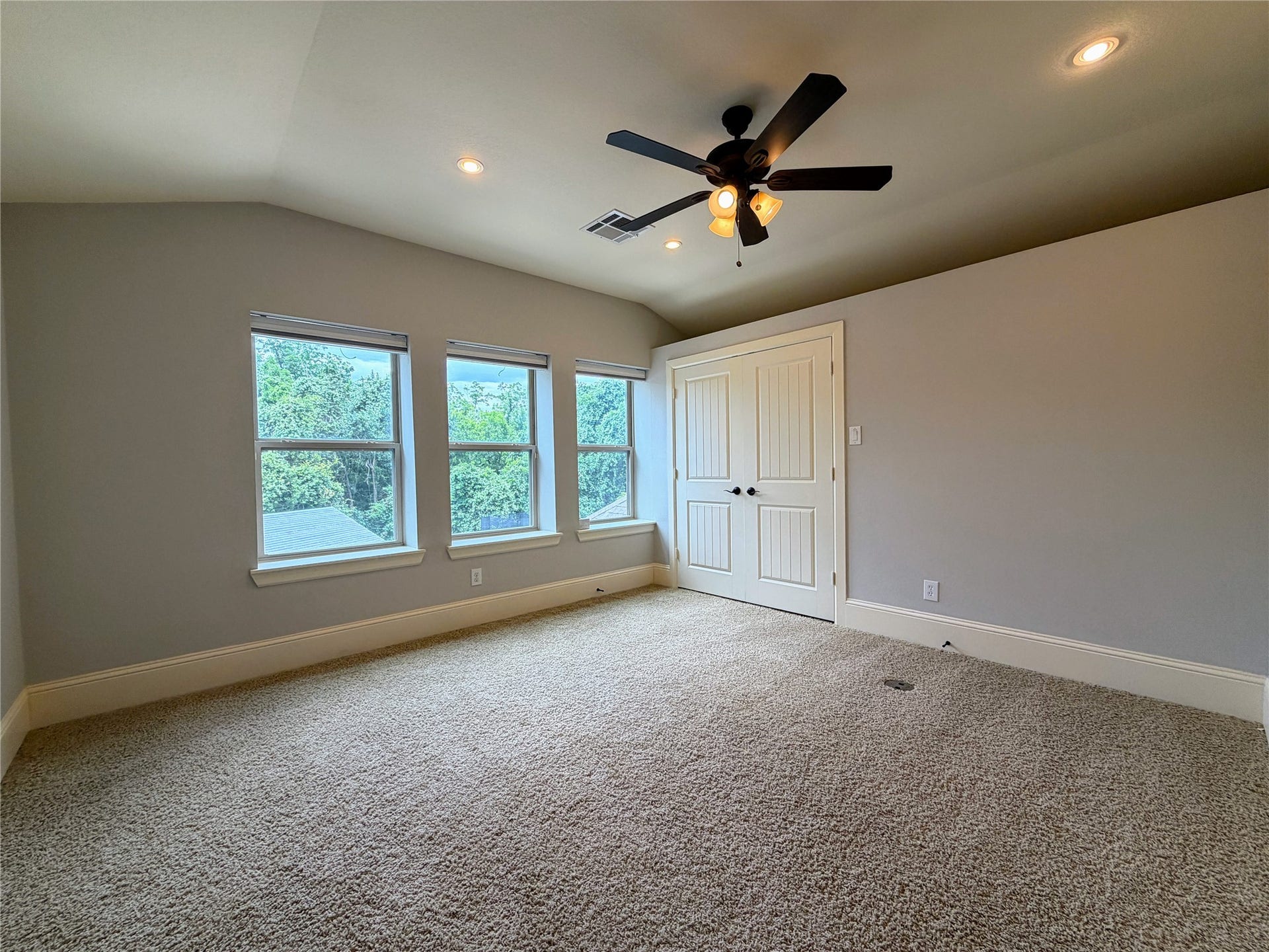 5119 Water Oak Crescent, Fulshear, TX 77441 Bright upstairs bonus room! Features plush carpeting, double-door closet, recessed lighting, and large windows with serene, wooded views.