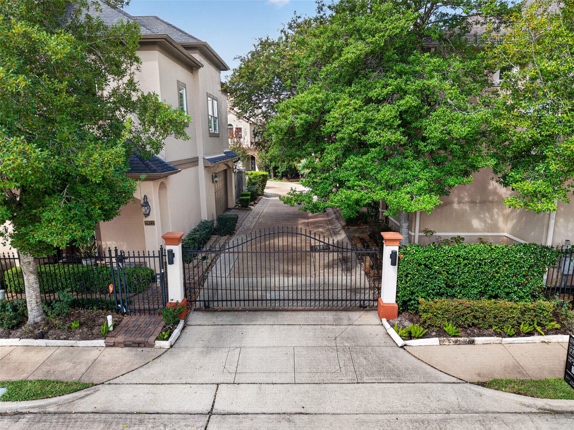 2816 Mcculloch Circle, Houston, TX 77056 Located in a gated community with 24/7 security
