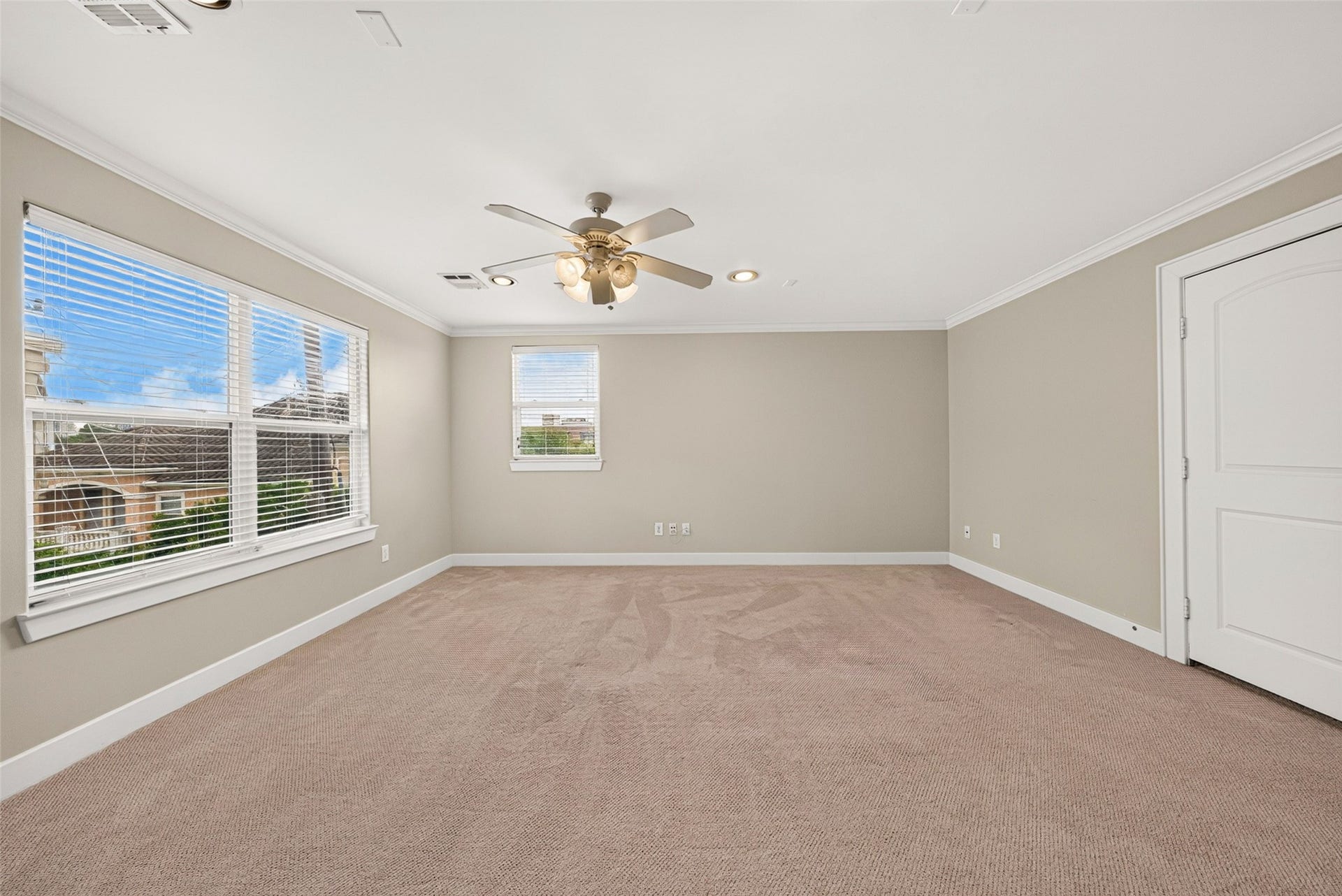 2816 Mcculloch Circle, Houston, TX 77056 This 3rd floor flex space is a nice size and can be used as a game room, media room, in-law suite