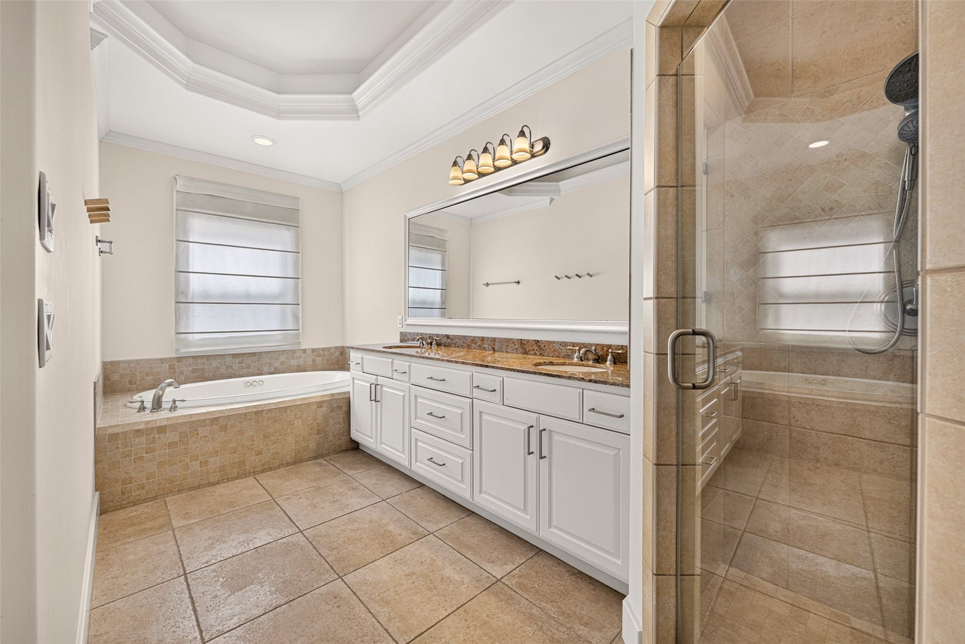 2816 Mcculloch Circle, Houston, TX 77056 Primary bathroom