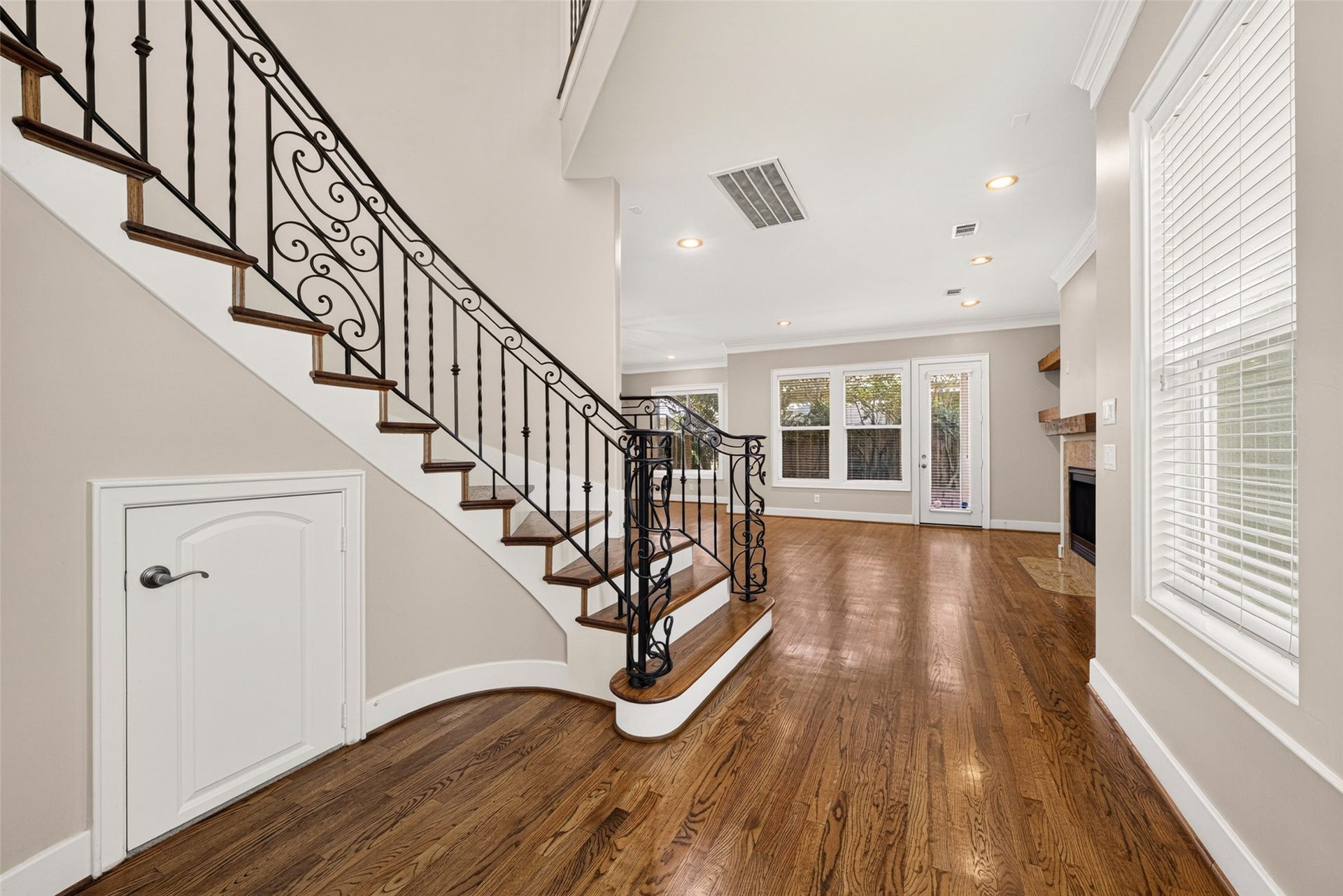 2816 Mcculloch Circle, Houston, TX 77056 Gorgeous entrance with vaulted ceilings and a beautiful staircase really gives it that WOW factor!