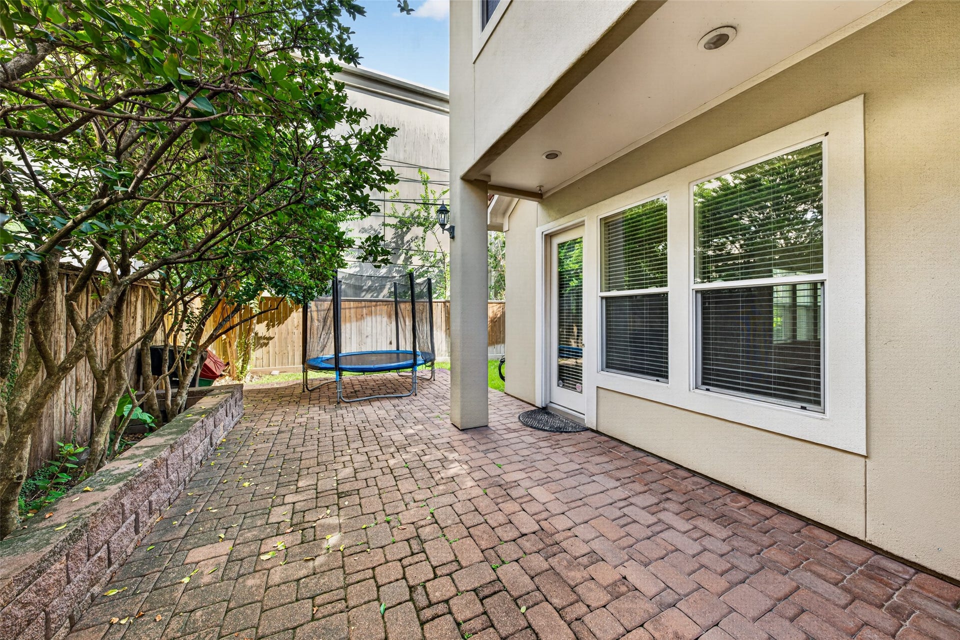 2816 Mcculloch Circle, Houston, TX 77056 Nice size patio perfect for summer BBQs and family gatherings