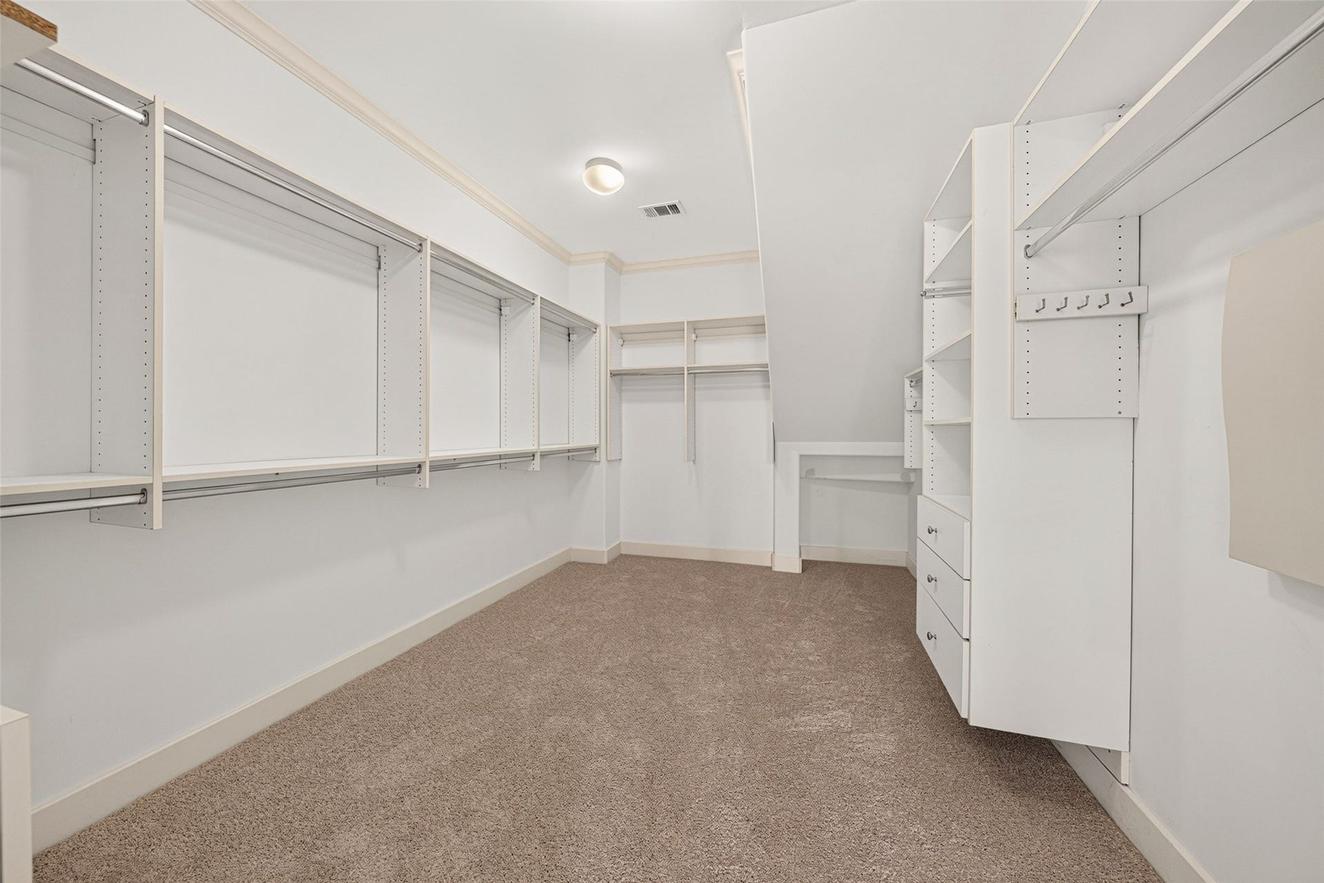 2816 Mcculloch Circle, Houston, TX 77056 Primary closet