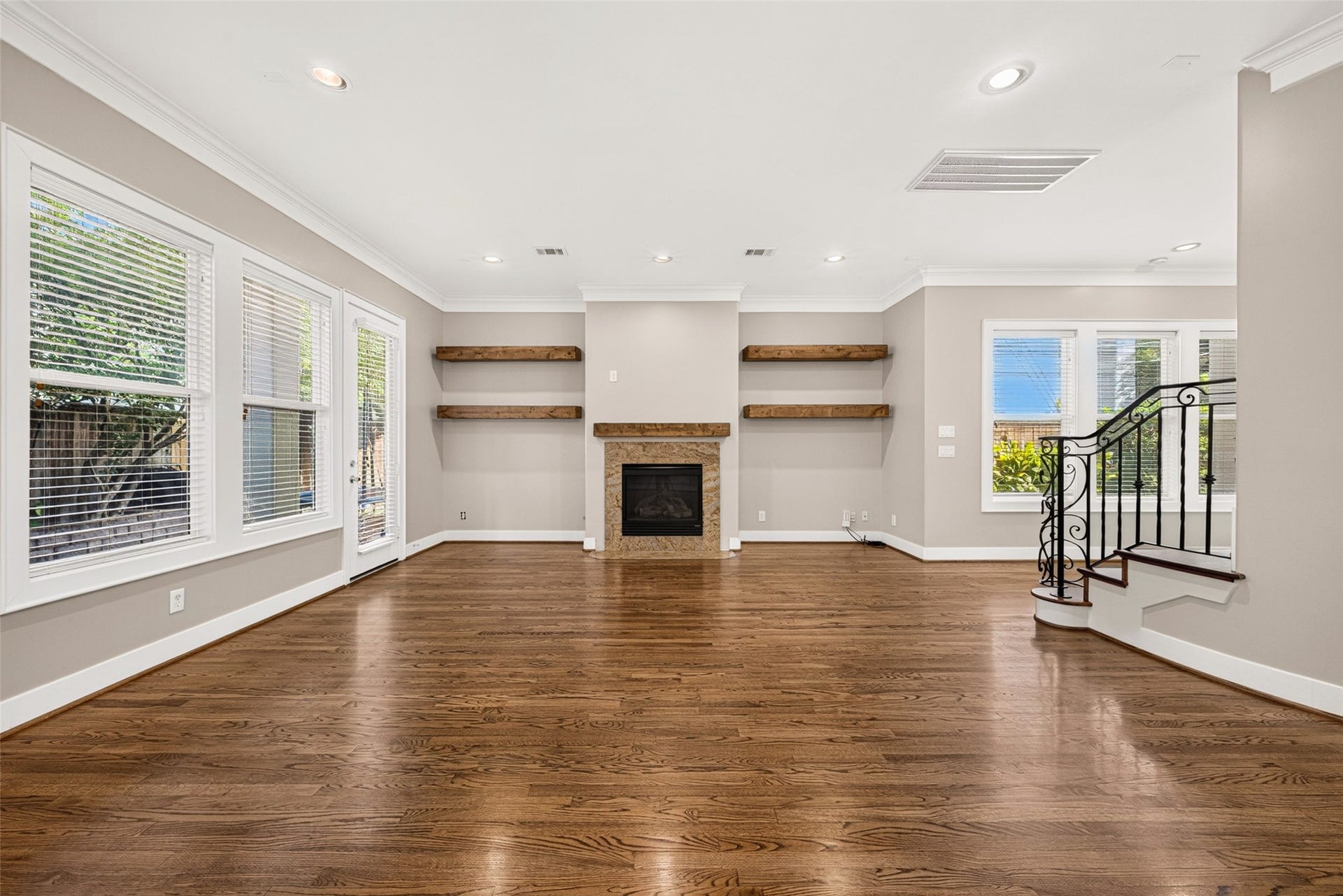 2816 Mcculloch Circle, Houston, TX 77056 2816 Mcculloch Circle, Houston, TX 77056