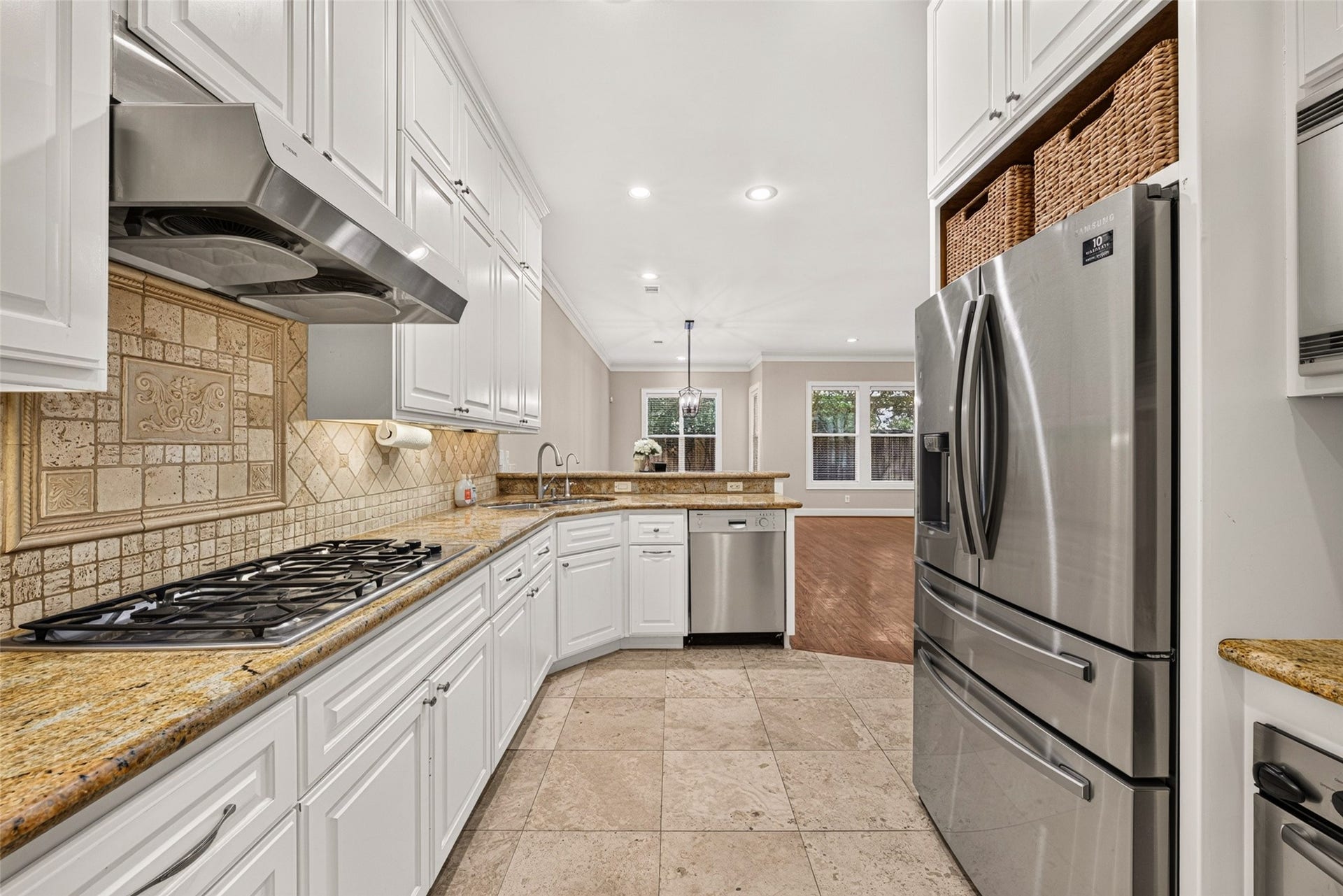 2816 Mcculloch Circle, Houston, TX 77056 Upgraded high power vent hood