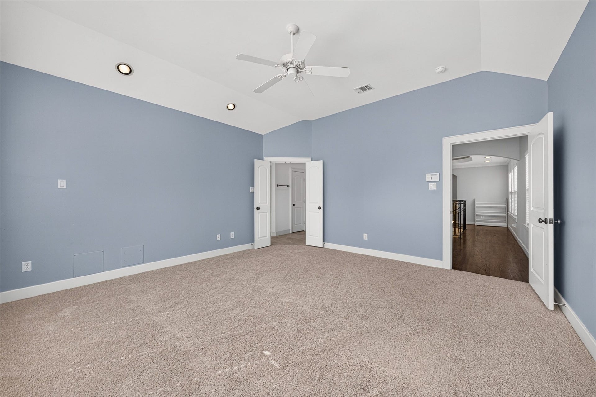 2816 Mcculloch Circle, Houston, TX 77056 Primary bedroom is a great size