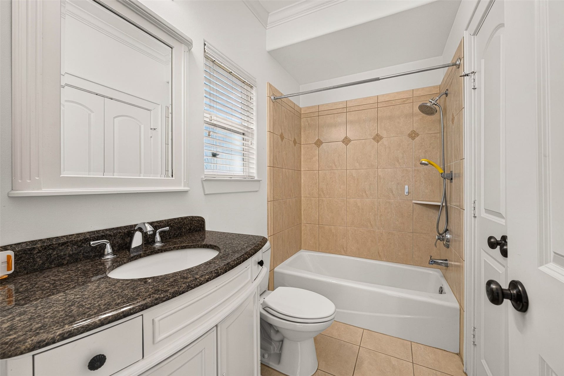2816 Mcculloch Circle, Houston, TX 77056 bedroom ensuite