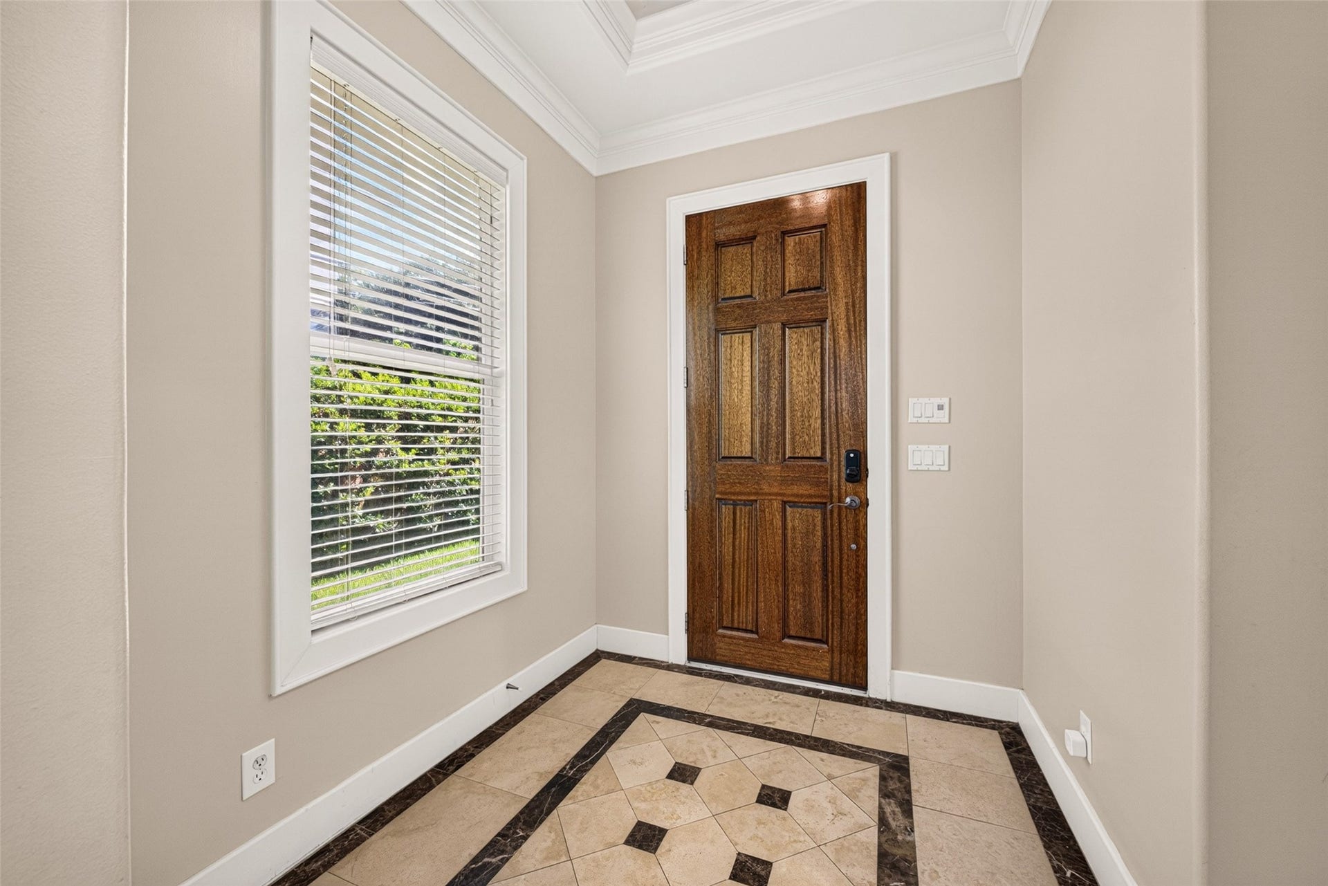 2816 Mcculloch Circle, Houston, TX 77056 2816 Mcculloch Circle, Houston, TX 77056