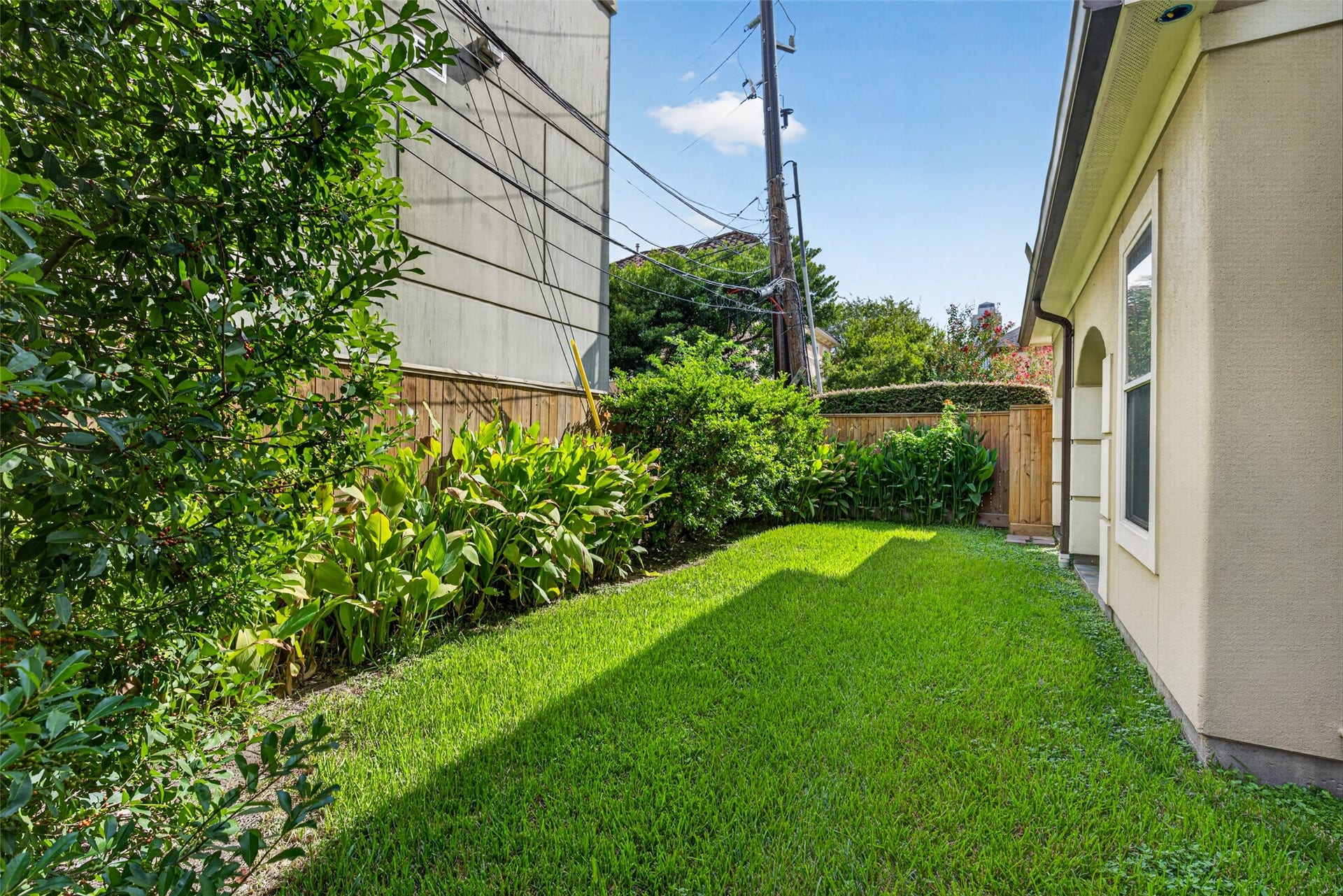 2816 Mcculloch Circle, Houston, TX 77056 Oversized side yard