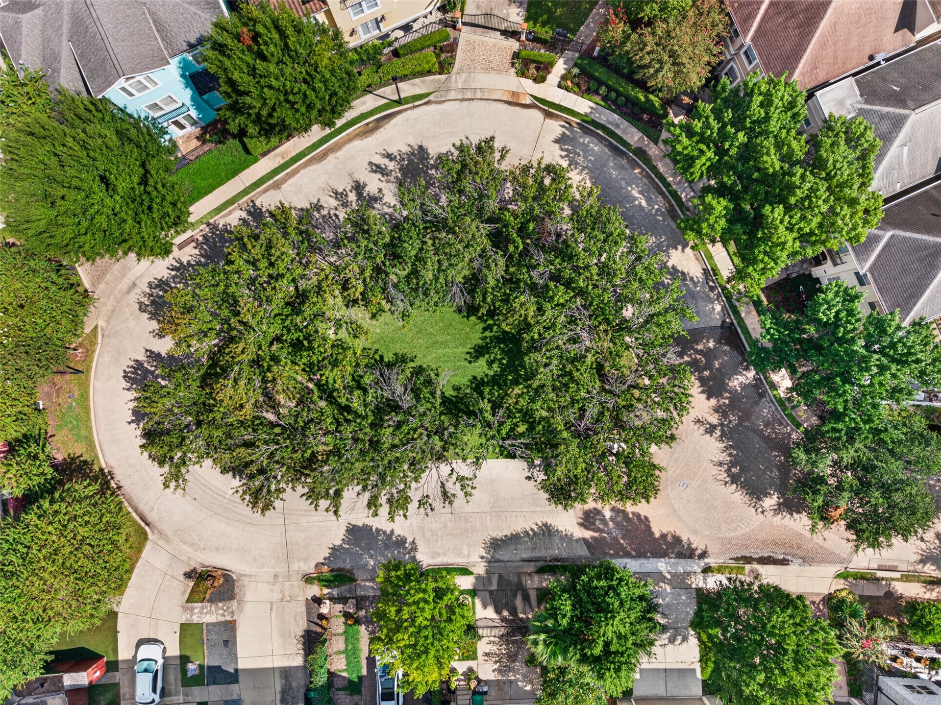 2816 Mcculloch Circle, Houston, TX 77056 Cul-de-sac right outside gives a safe low traffic area for kids to ride bikes and play