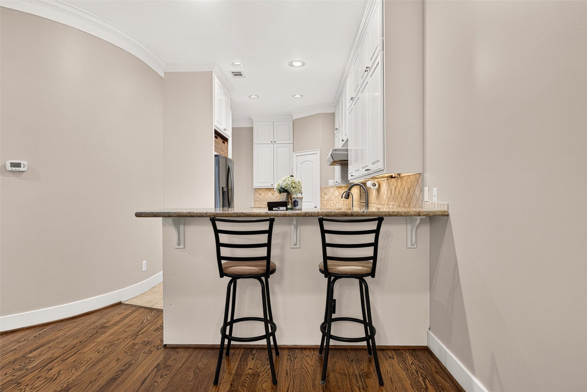 2816 Mcculloch Circle, Houston, TX 77056 This breakfast bar is the perfect spot for the kiddos to enjoy breakfast before school or for a quick afternoon snack