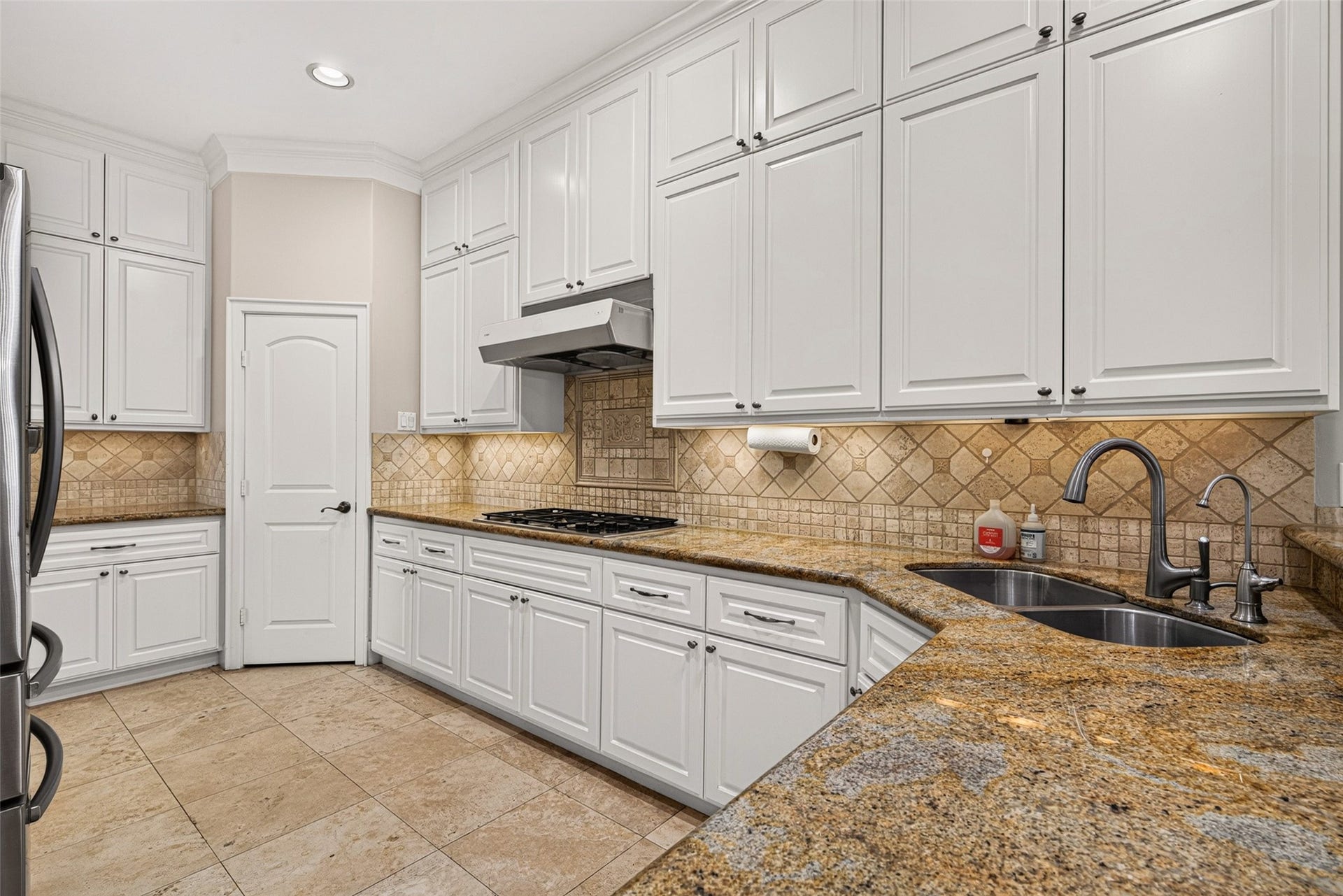 2816 Mcculloch Circle, Houston, TX 77056 Kitchen showcases floor to ceiling cabinets and granite countertops