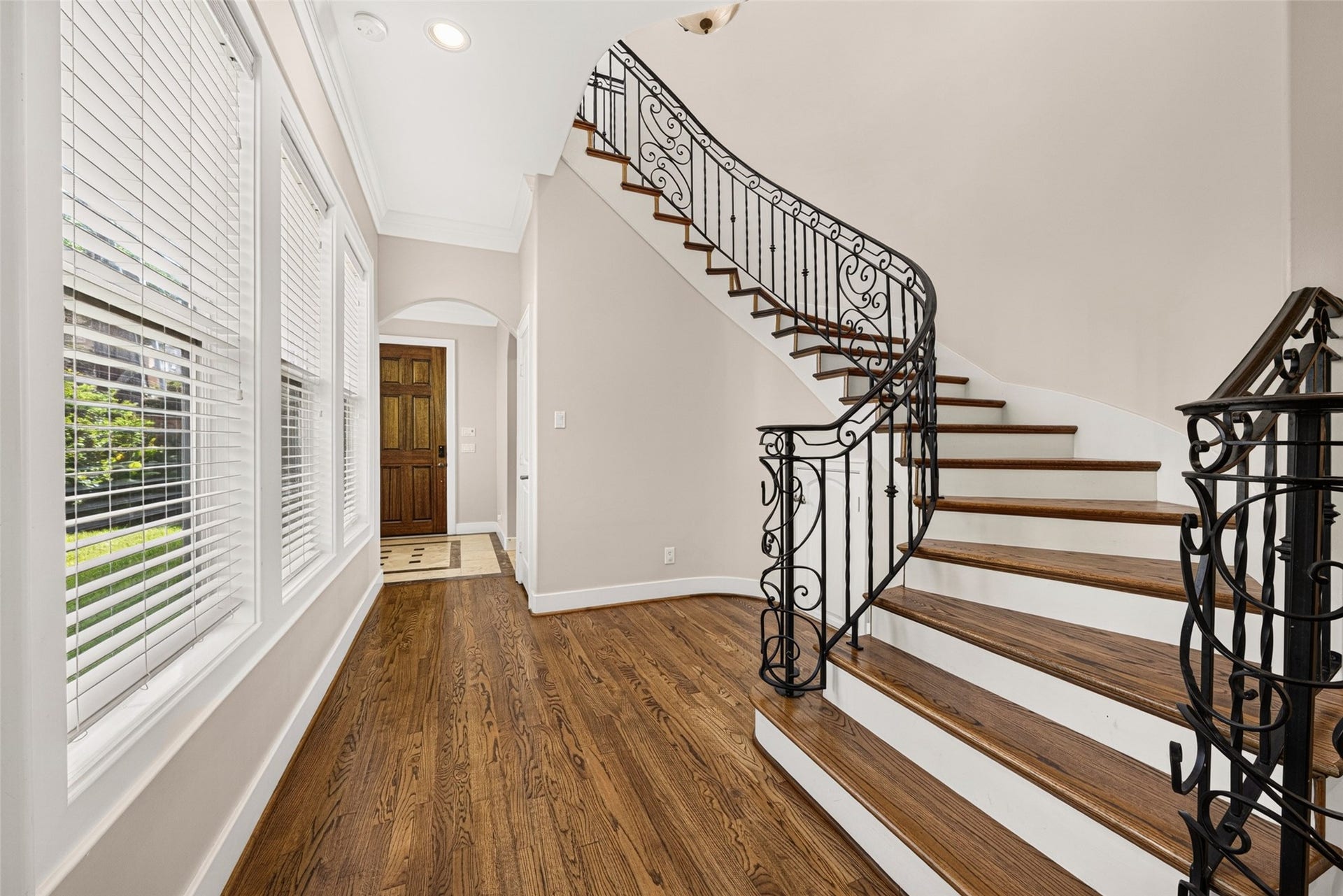 2816 Mcculloch Circle, Houston, TX 77056 2816 Mcculloch Circle, Houston, TX 77056