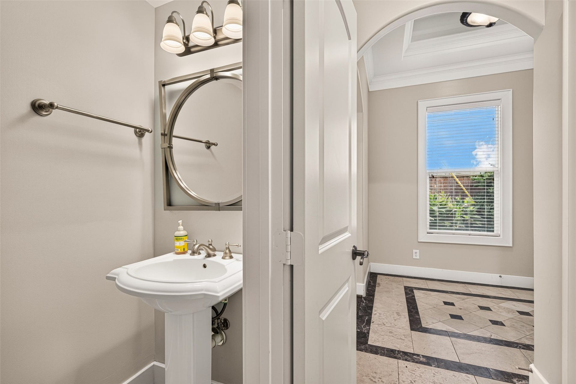2816 Mcculloch Circle, Houston, TX 77056 Downstairs half bath