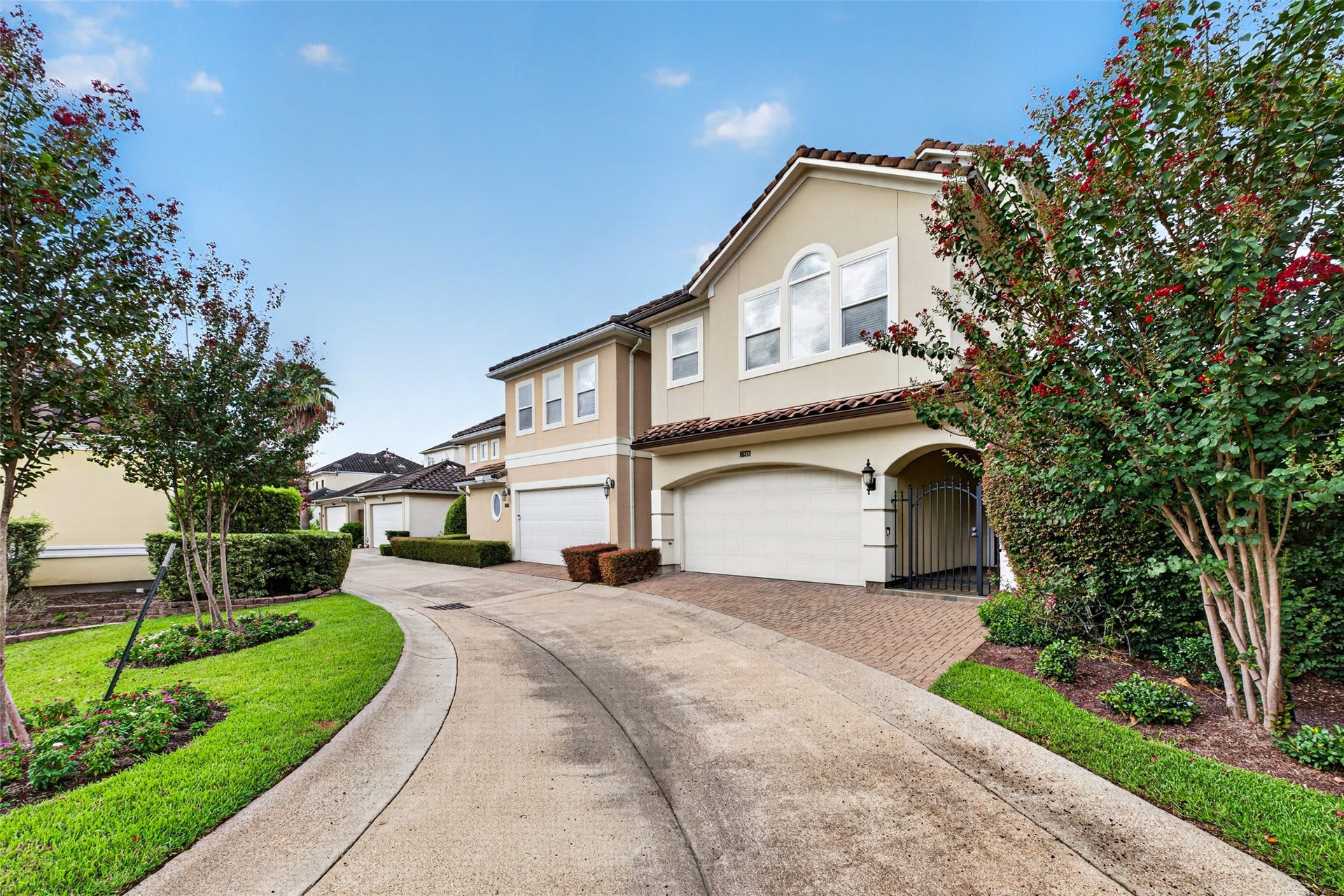 2816 Mcculloch Circle, Houston, TX 77056 This home has no front neighbors and sits on a corner lot