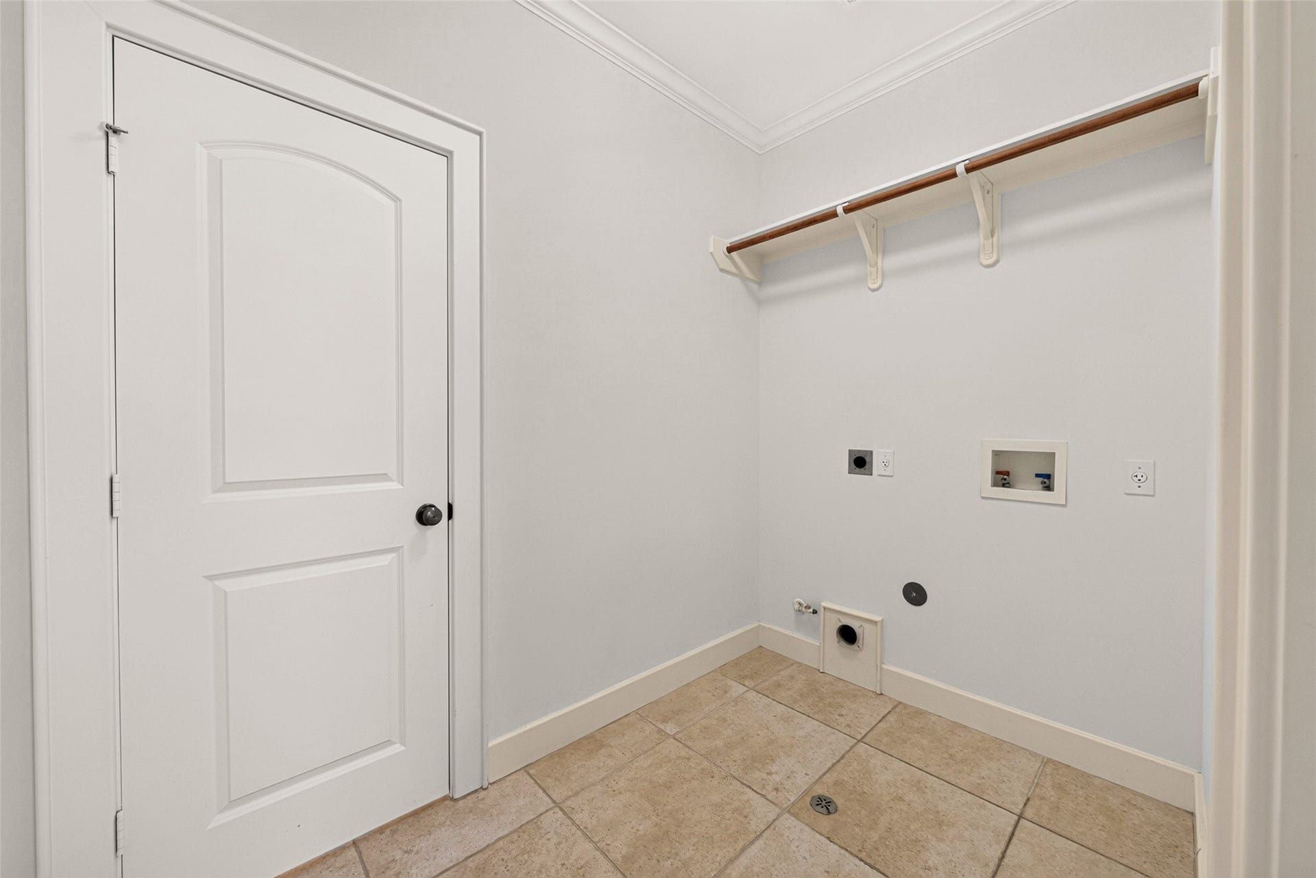 2816 Mcculloch Circle, Houston, TX 77056 Laundry room is on the 2nd floor and connects to the primary closet