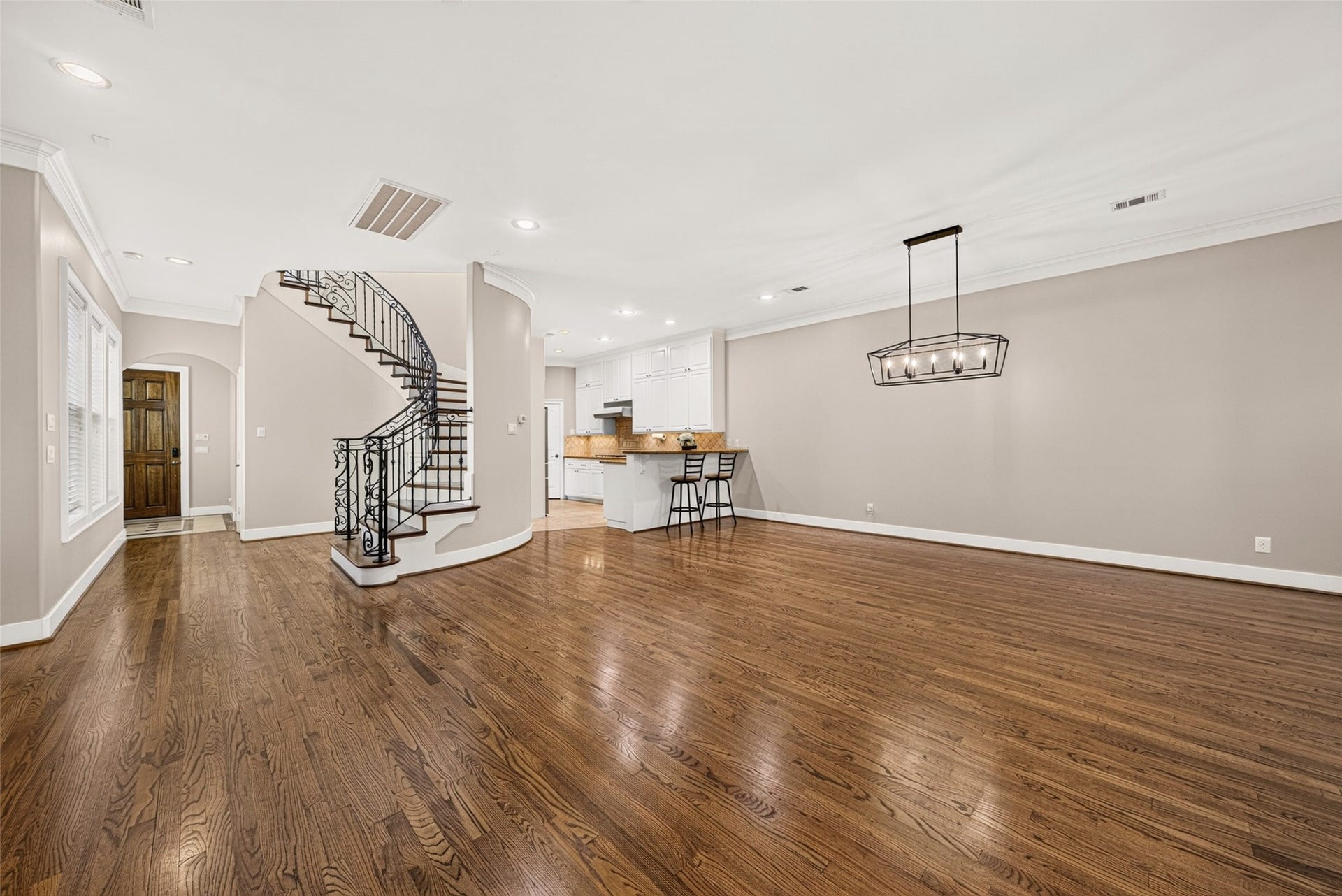 2816 Mcculloch Circle, Houston, TX 77056 Open concept floor plan is perfect for family gatherings