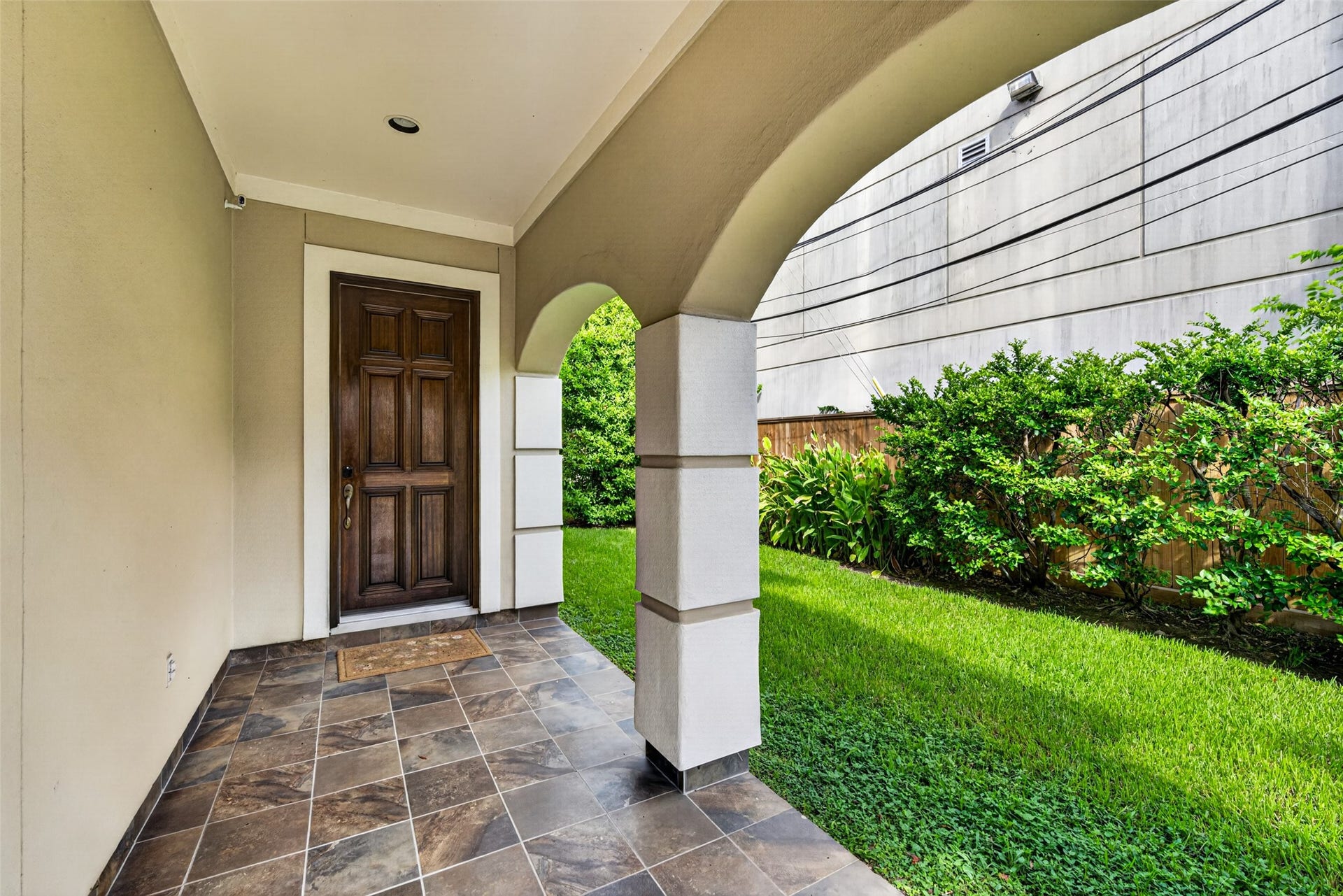 2816 Mcculloch Circle, Houston, TX 77056 Welcome home!